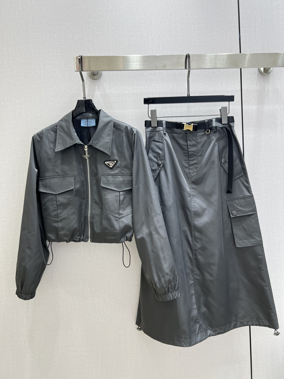 NO:737685,Highly recommended 26 early spring new model, lapel zipper long skirt suit, lapel zipper short top with triangle logo, adjustable elastic design under the clothes, matching belt work skirt, casual and trendy, two colors SML code, high quality ABC,,skirts,19860909强烈推荐 26早春新款 翻领拉链长半裙套装,翻领拉链短上衣钉三角标徽标,衣下可调节松紧设计,搭配腰带工装半身裙,休闲潮流,两个色 SML码 高品质ABC,,skirts,,Women's clothing