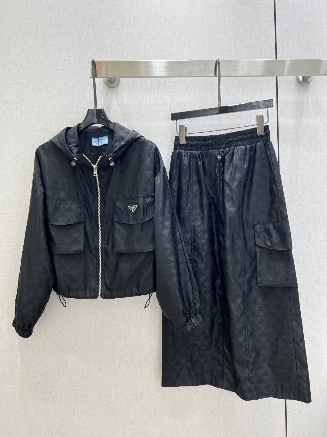 NO:737702,Highly recommended 26 early spring new style jacquard hooded work suit, hooded zipper short top with triangle logo, triangular jacquard fabric, adjustable elastic design under the clothes, elastic waist work skirt, casual fashion style, two colors SML code, high quality ABC,,skirts,hats,19860909强烈推荐 26早春新款 提花连帽工装套装,连帽拉链短上衣钉三角标徽标,三角格提花面料,衣下可调节松紧设计,松紧腰工装半身裙,休闲时尚风,两个色 SML码 高品质ABC,,skirts,hats,,Women's clothing