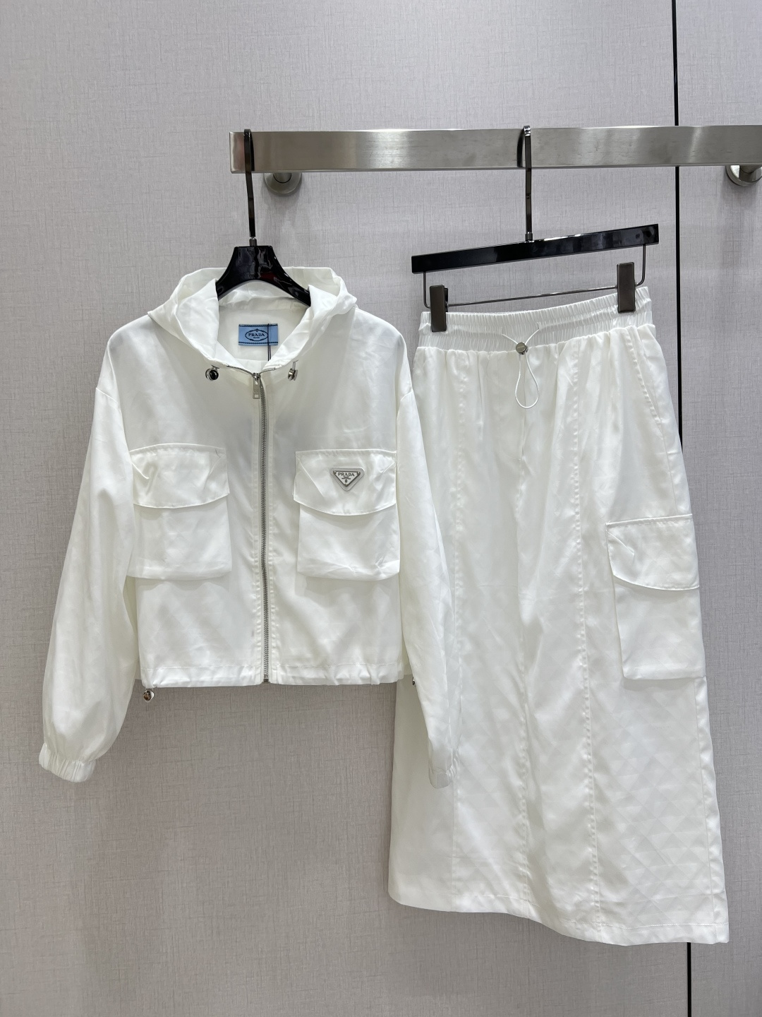 NO:737698,Highly recommended 26 early spring new style jacquard hooded work suit, hooded zipper short top with triangle logo, triangular jacquard fabric, adjustable elastic design under the clothes, elastic waist work skirt, casual fashion style, two colors SML code, high quality ABC,,skirts,hats,19860909强烈推荐 26早春新款 提花连帽工装套装,连帽拉链短上衣钉三角标徽标,三角格提花面料,衣下可调节松紧设计,松紧腰工装半身裙,休闲时尚风,两个色 SML码 高品质ABC,,skirts,hats,,Women's clothing