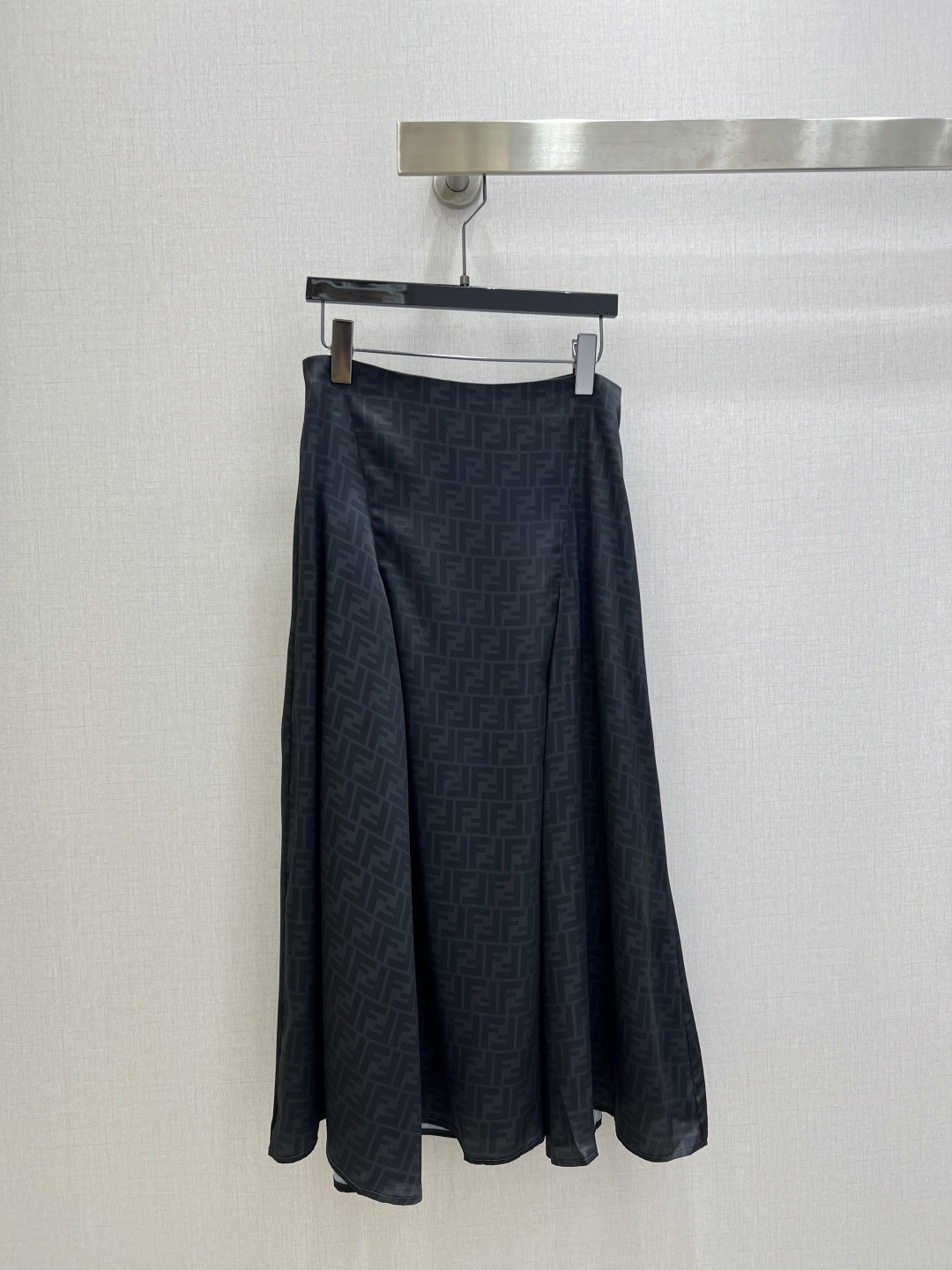 NO:738155,Highly recommended 26 early spring new style, irregular jacquard shirt, jacquard pleated long skirt, separate batch, mulberry silk, retro and fashionable, low-key temperament and luxurious and high-end!  The styles are versatile and not picky, customized technical fabrics, workmanship quality depends on the details. Bai Fumei is a must-have!  Two colors SML code high quality, skirts, shirts,19860909强烈推荐 26早春新款 不规则提花衬衫提花压褶长半裙 分开批 桑蚕丝 复古时髦 低调气质又奢华高级！版型百搭不挑人,定制科技面料 做工品质看细节.白富美必入！两个色 SML码 高品,,skirts,shirts,,Women's clothing