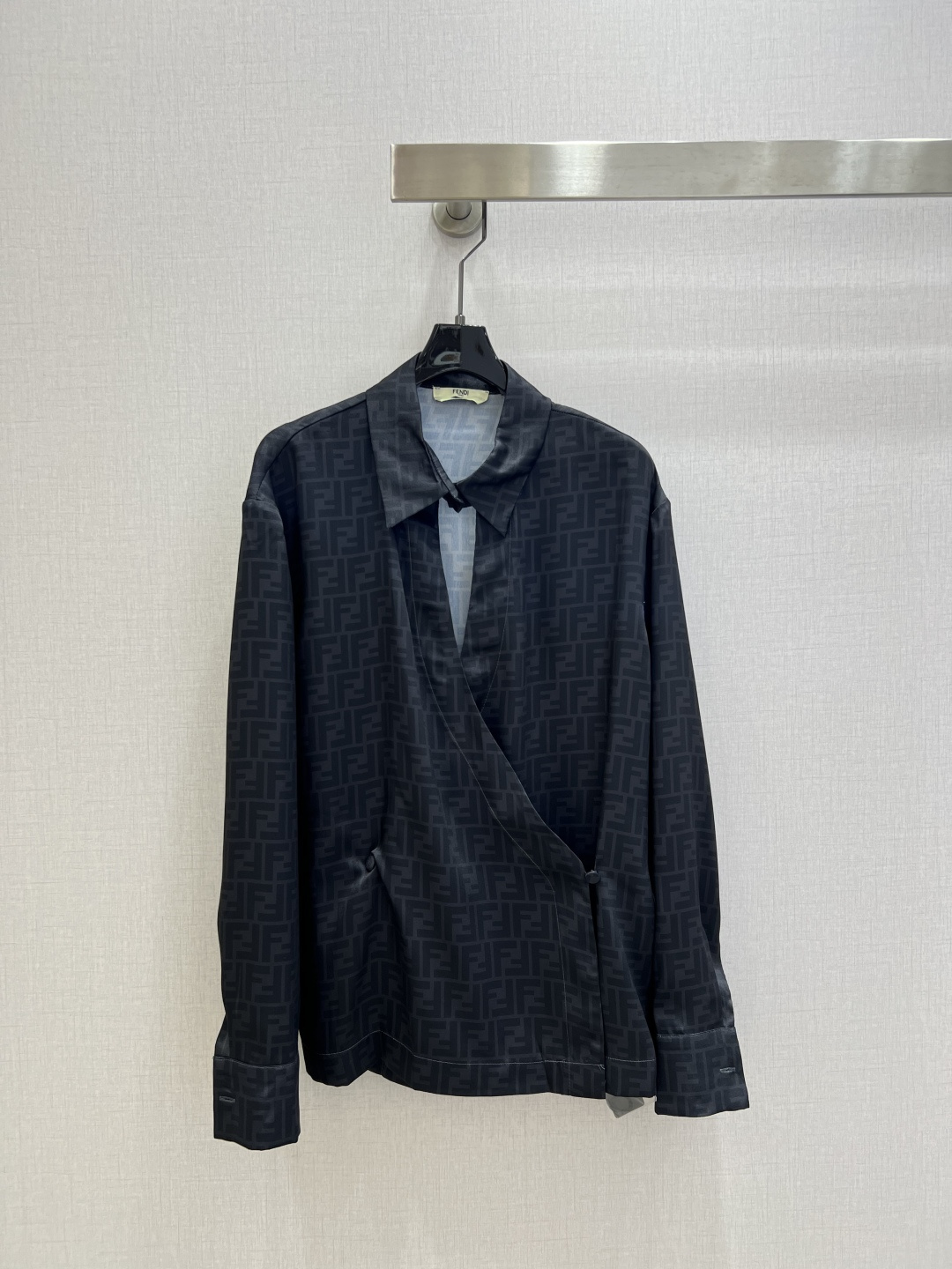 NO:738161,Highly recommended 26 early spring new style, irregular jacquard shirt, jacquard pleated long skirt, separate batch, mulberry silk, retro and fashionable, low-key temperament and luxurious and high-end!  The styles are versatile and not picky, customized technical fabrics, workmanship quality depends on the details. Bai Fumei is a must-have!  Two colors SML code High quality linings, skirts, shirts,19860909强烈推荐 26早春新款 不规则提花衬衫提花压褶长半裙 分开批 桑蚕丝 复古时髦 低调气质又奢华高级！版型百搭不挑人,定制科技面料 做工品质看细节.白富美必入！两个色 SML码 高品质衬,,skirts,shirts,,Women's clothing