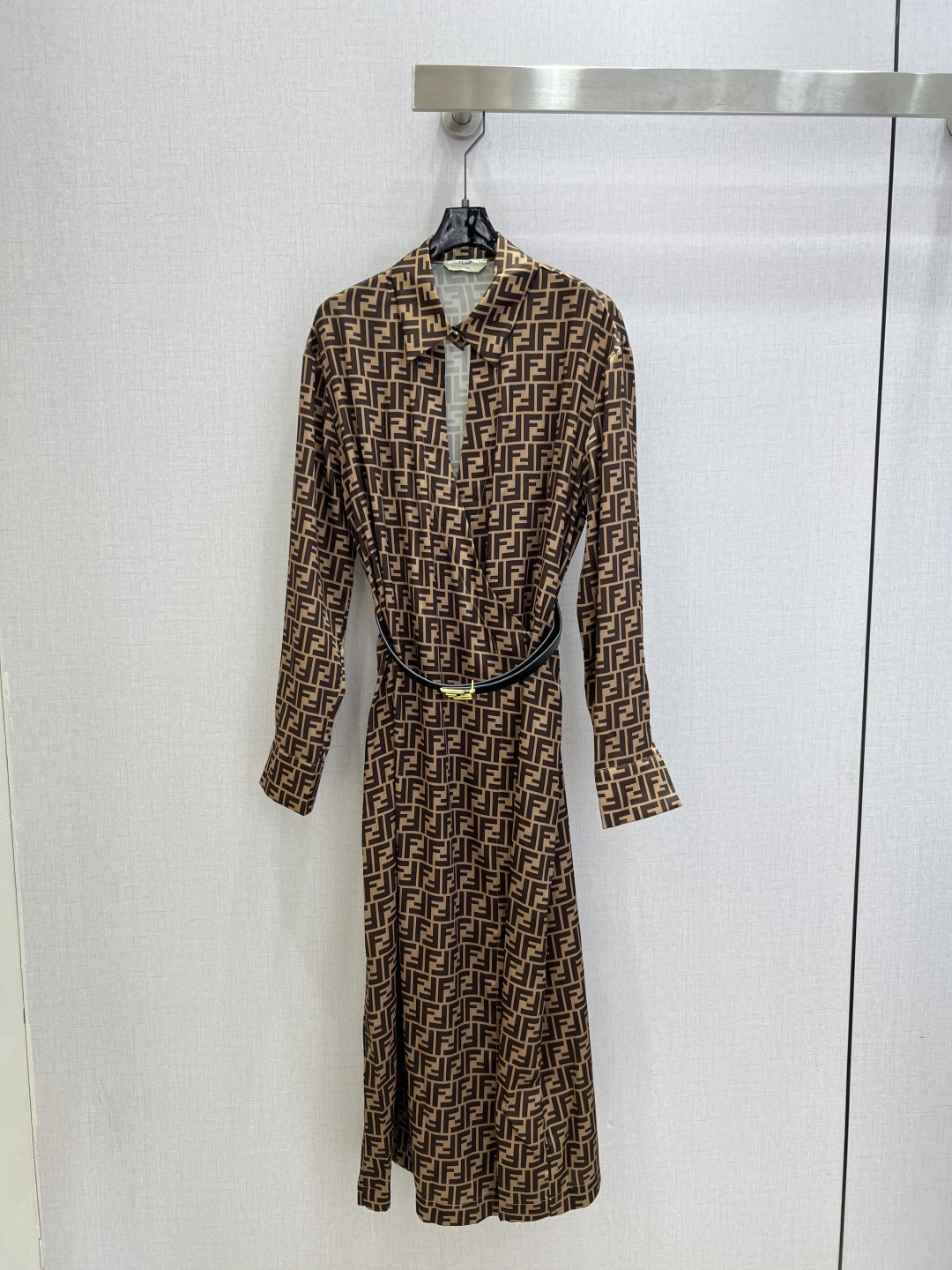 NO:738149,Highly recommended 26 early spring new style presbyopia belt shirt dress, mulberry silk, retro and fashionable, low-key temperament and luxurious high-end!  The pattern is versatile and not picky, customized technical fabrics, the quality of workmanship depends on the details. White, rich and beautiful must-have, one color SML code, high quality ABC,,skirts,shirts,19860909强烈推荐 26早春新款 老花腰带衬衫连衣裙 桑蚕丝 复古时髦 低调气质又奢华高级！版型百搭不挑人,定制科技面料 做工品质看细节.白富美必入 一个色 SML码 高品质ABC,,skirts,shirts,,Women's clothing