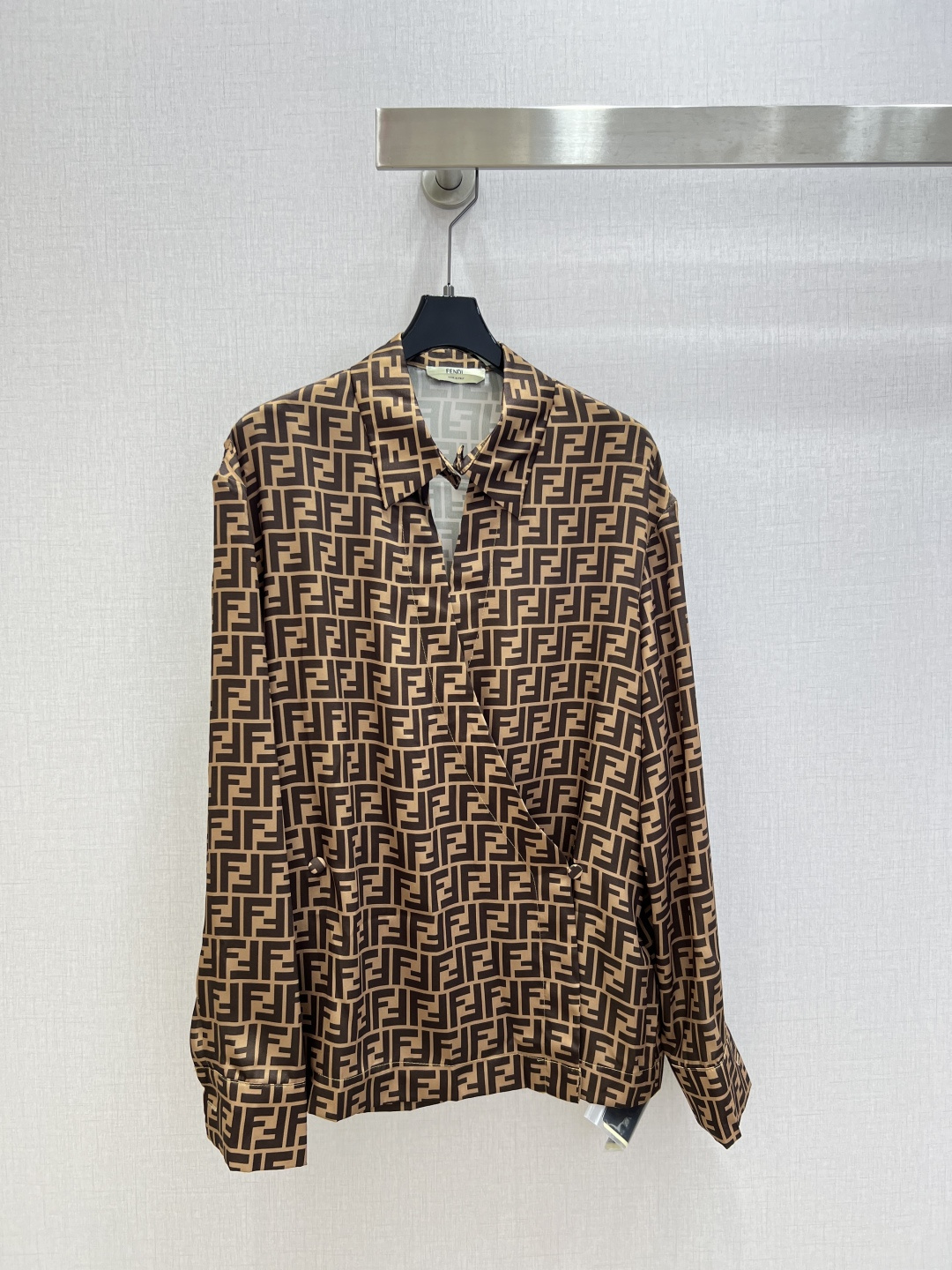 NO:738167,Highly recommended 26 early spring new style, irregular jacquard shirt, jacquard pleated long skirt, separate batch, mulberry silk, retro and fashionable, low-key temperament and luxurious and high-end!  The styles are versatile and not picky, customized technical fabrics, workmanship quality depends on the details. Bai Fumei is a must-have!  Two colors SML code High quality linings, skirts, shirts,19860909强烈推荐 26早春新款 不规则提花衬衫提花压褶长半裙 分开批 桑蚕丝 复古时髦 低调气质又奢华高级！版型百搭不挑人,定制科技面料 做工品质看细节.白富美必入！两个色 SML码 高品质衬,,skirts,shirts,,Women's clothing