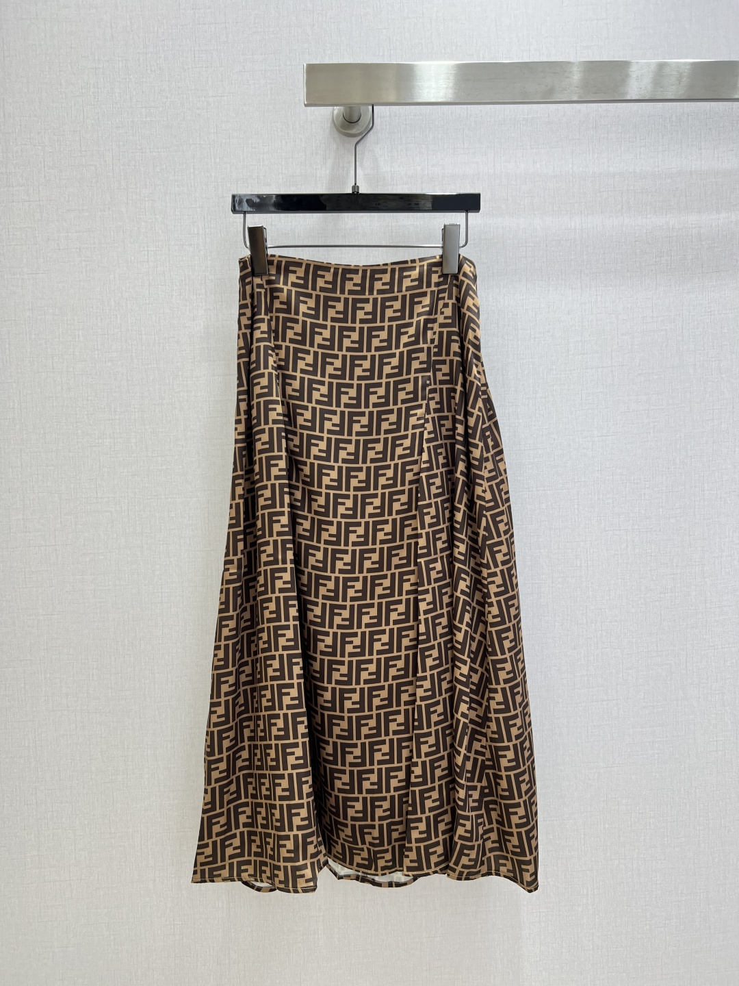 NO:738164,Highly recommended 26 early spring new style, irregular jacquard shirt, jacquard pleated long skirt, separate batch, mulberry silk, retro and fashionable, low-key temperament and luxurious and high-end!  The styles are versatile and not picky, customized technical fabrics, workmanship quality depends on the details. Bai Fumei is a must-have!  Two colors SML code high quality, skirts, shirts,19860909强烈推荐 26早春新款 不规则提花衬衫提花压褶长半裙 分开批 桑蚕丝 复古时髦 低调气质又奢华高级！版型百搭不挑人,定制科技面料 做工品质看细节.白富美必入！两个色 SML码 高品,,skirts,shirts,,Women's clothing