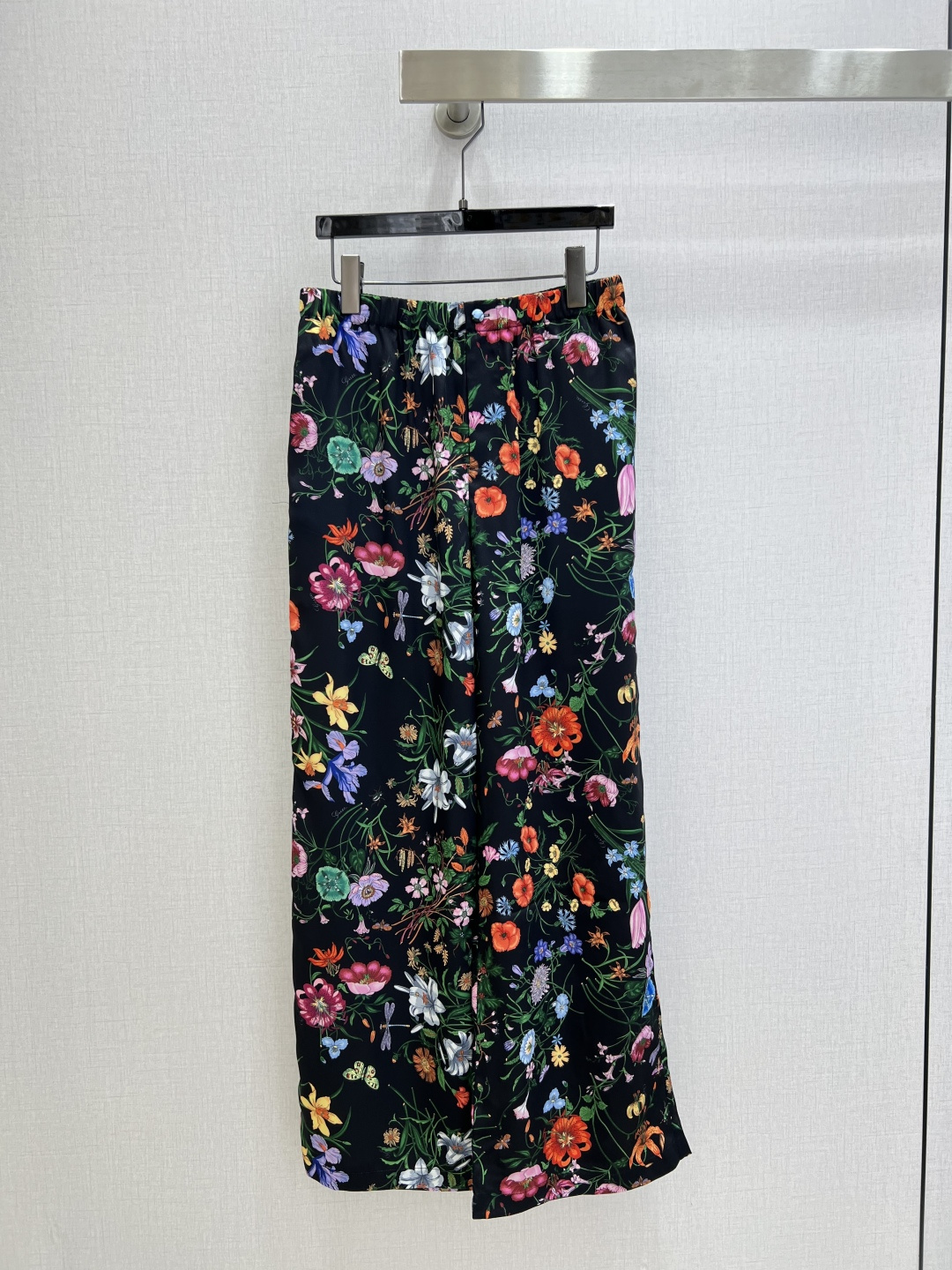 NO:738171,Highly recommended for the early spring of 2026. Printed zipper wide-leg trousers. The upper body is full of fashion and high-end. The big pull style has its own aura. Ultra-light and thin fabric. The texture is very nice. Fashionable and high-end. The color is super positive. The upper body looks white and slim. A classic series with its own beauty. You can walk with wind and the upper body has full aura. The length is just right. Two colors. SMLXL code. High quality ABC.19860909强烈推荐 2026早春新款 印花拉链阔腿长裤 上身就是满满的时髦高级感 巨拉风 自带气场 超轻薄面料 质感很奈斯 时髦又高级 颜色超级正 上身显白又显瘦 自带美感的经典系列 走路都带风上身气场全开 长度恰到好处 两个色 SMLXL码 高品质ABC,,,Women's clothing