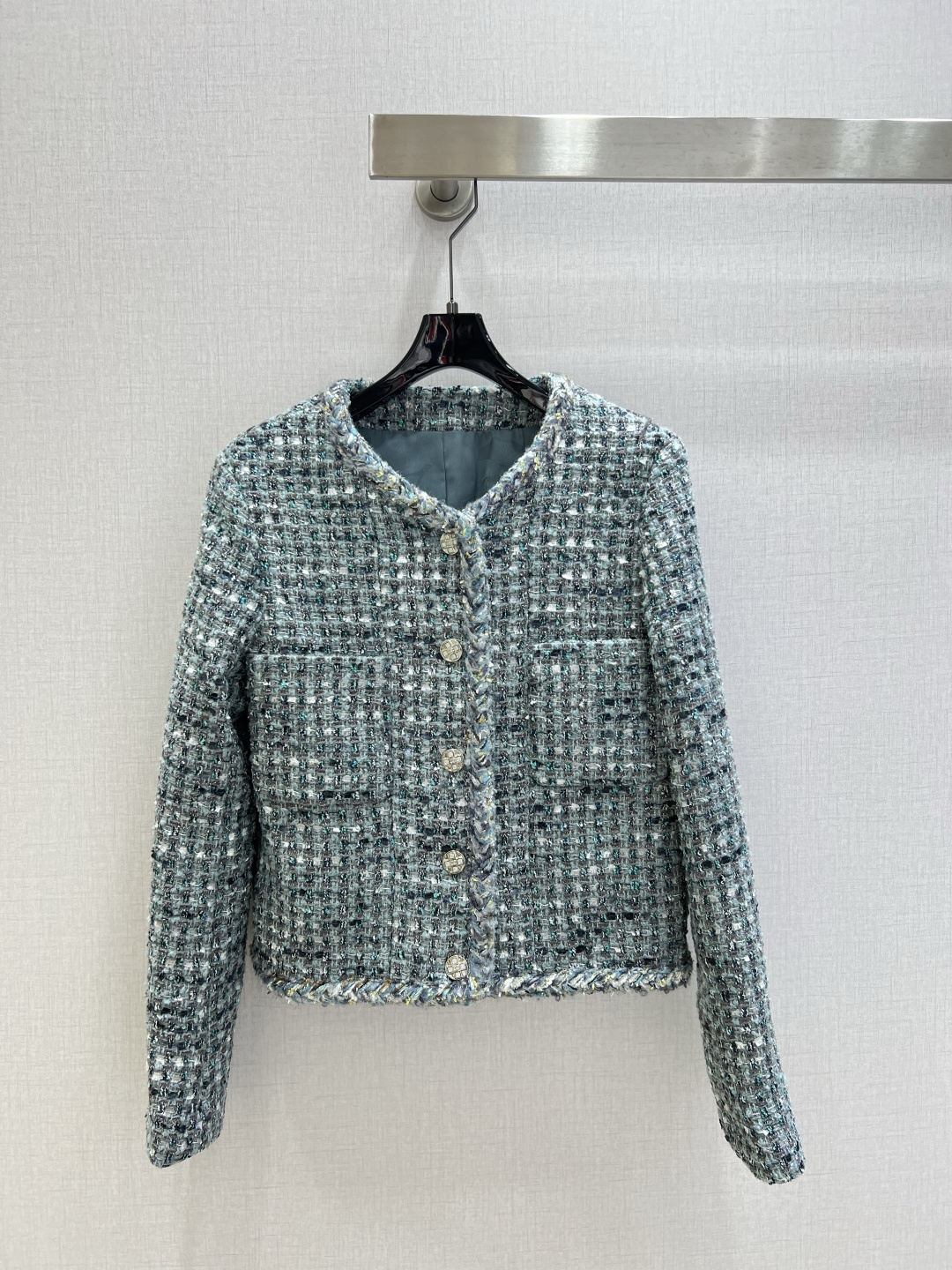 NO:738153,Highly recommended for the early spring of 26, tweed-edged V-neck jacket, Xiaoxiangfeng haze blue tweed jacket, with fine sequins and raw edge details. It is the classic elegance gene of Xiang Grandma. The round neck and metal buttons outline neat lines. It is suitable for the sophistication of the workplace and can hold the sparkle of parties. The blue texture has a cool and high-end feel. It can easily become the focus of the style when worn alone or layered. It is a timeless and exquisite choice in the wardrobe. One color SML code  High quality ABC,,jackets & coats,19860909强烈推荐 26早春新款 粗呢捆边V领外套 小香风雾霾蓝粗花呢外套 自带细碎亮片与毛边细节 是香奶奶经典的优雅基因 圆领与金属纽扣勾勒利落线条 既适配职场的干练 也能hold住派对的闪耀 蓝调肌理自带清冷高级感 单穿叠搭都能轻松成为造型焦点 是衣橱里永不过时的精致选择 一个色 SML码 高品质ABC,,jackets & coats,,Women's clothing