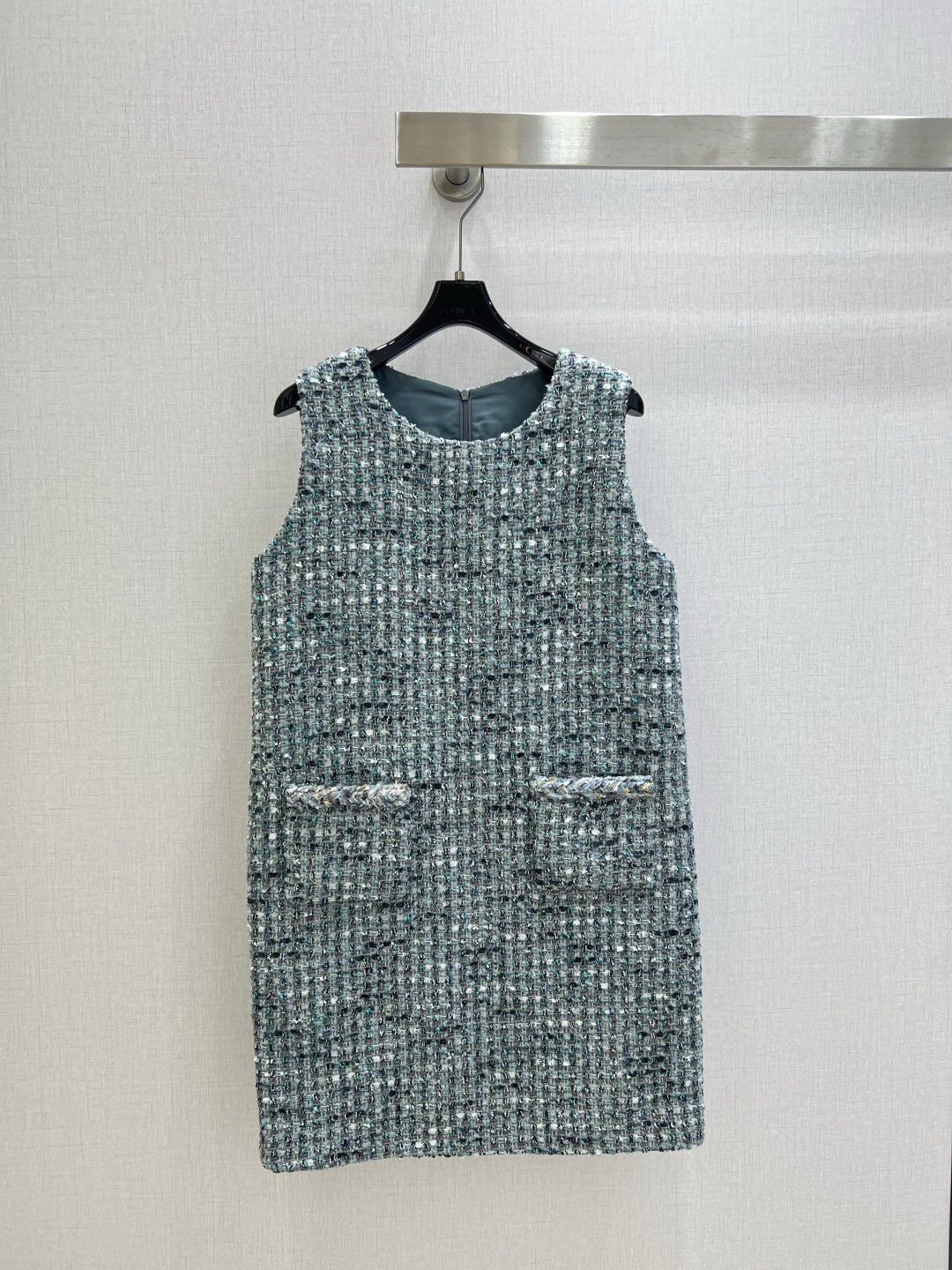 NO:738150,Highly recommended for the early spring of 26. Tweed double pocket sleeveless dress. French socialite's haze blue tweed sleeveless dress. Comes with fine sequined texture, gentle and noble. Clean round neck with straight version. It hides the flesh without being picky. Pockets on both sides add practicality. Wear alone and cool and elegant. Stacked with the same series of jackets for a more layered feel. It is a French classic that can be worn in the workplace and on dates. One color SML code. High quality ABC, skirts, jackets &  coats,19860909强烈推荐 26早春新款 粗呢双口袋无袖连衣裙 法式名媛小香风雾霾蓝粗花呢无袖连衣裙 自带细碎亮片肌理温柔又显贵 利落圆领搭配直筒版型 藏肉不挑人 两侧口袋添实用感 单穿清冷优雅 叠搭同系列外套更具层次感 是职场与约会都能穿的法式经典款 一个色 SML码 高品质ABC,,skirts,jackets & coats,,Women's clothing