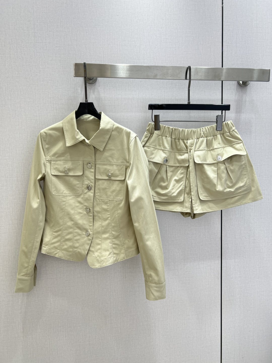 NO:738168,Highly recommended 26 early spring new short work jacket, simple retro style. The short design optimizes body proportions. Pair it with high-waisted pants or skirts to easily get a casual and neat style~Multiple pockets + metal buttons, practical and detailed. It can be easily controlled for commuting and traveling in daily life. It is versatile and not picky! Two colors SML code, high quality AB, skirts, jackets & coats,19860909强烈推荐 26早春新款 短款工装外套 简约复古风 短款设计优化身材比例,搭配高腰裤或裙子,轻松get休闲利落风~多口袋+金属纽扣,实用又有细节感 通勤出游日常都能轻松驾驭,百搭不挑人!两个色 SML码 高品质AB,,skirts,jackets & coats,,Women's clothing