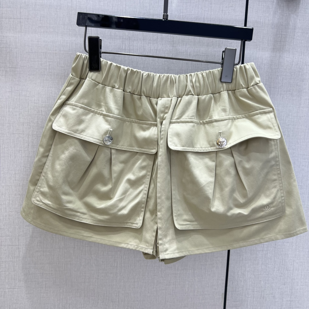 NO:738162,Highly recommended for early spring 26, workwear skirt-style shorts, elastic waist + A-line version, comfortable and slim! Large front pockets + metal buttons, practical and detailed, full of workwear style without losing elegance. It can be easily controlled in daily casual or light formal occasions. Easily switch between multiple styles. A must-have for fashionistas! Two colors SML code, high quality ABC, skirts, shorts,19860909强烈推荐 26早春新款 工装半裙式短裤 松紧腰+A字版型 舒适又显瘦!正面大口袋+金属纽扣,实用又有细节感,工装风满满又不失优雅气质.日常休闲或轻正式场合都能轻松驾驭 轻松切换多种风格 时髦精必入!两个色 SML码 高品质ABC,,skirts,shorts,,Women's clothing