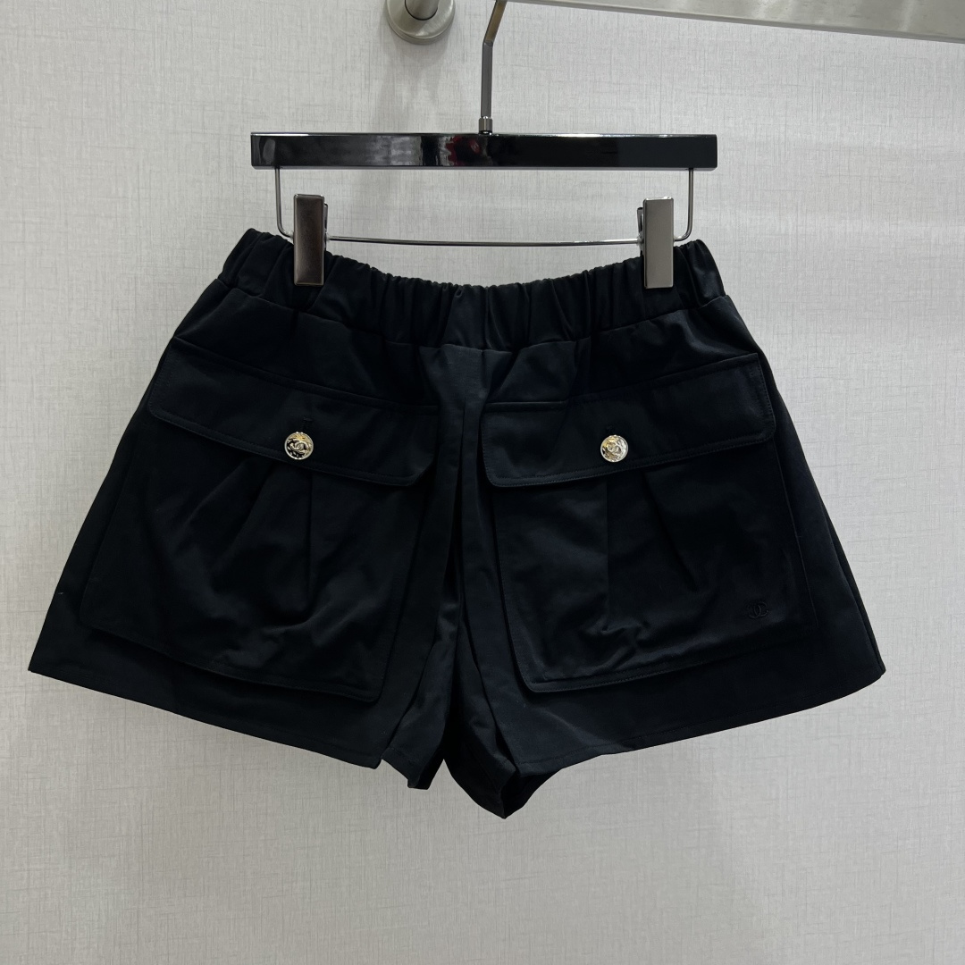 NO:738156,Highly recommended for early spring 26, workwear skirt-style shorts, elastic waist + A-line version, comfortable and slim! Large front pockets + metal buttons, practical and detailed, full of workwear style without losing elegance. It can be easily controlled in daily casual or light formal occasions. Easily switch between multiple styles. A must-have for fashionistas! Two colors SML code, high quality ABC, skirts, shorts,19860909强烈推荐 26早春新款 工装半裙式短裤 松紧腰+A字版型 舒适又显瘦!正面大口袋+金属纽扣,实用又有细节感,工装风满满又不失优雅气质.日常休闲或轻正式场合都能轻松驾驭 轻松切换多种风格 时髦精必入!两个色 SML码 高品质ABC,,skirts,shorts,,Women's clothing