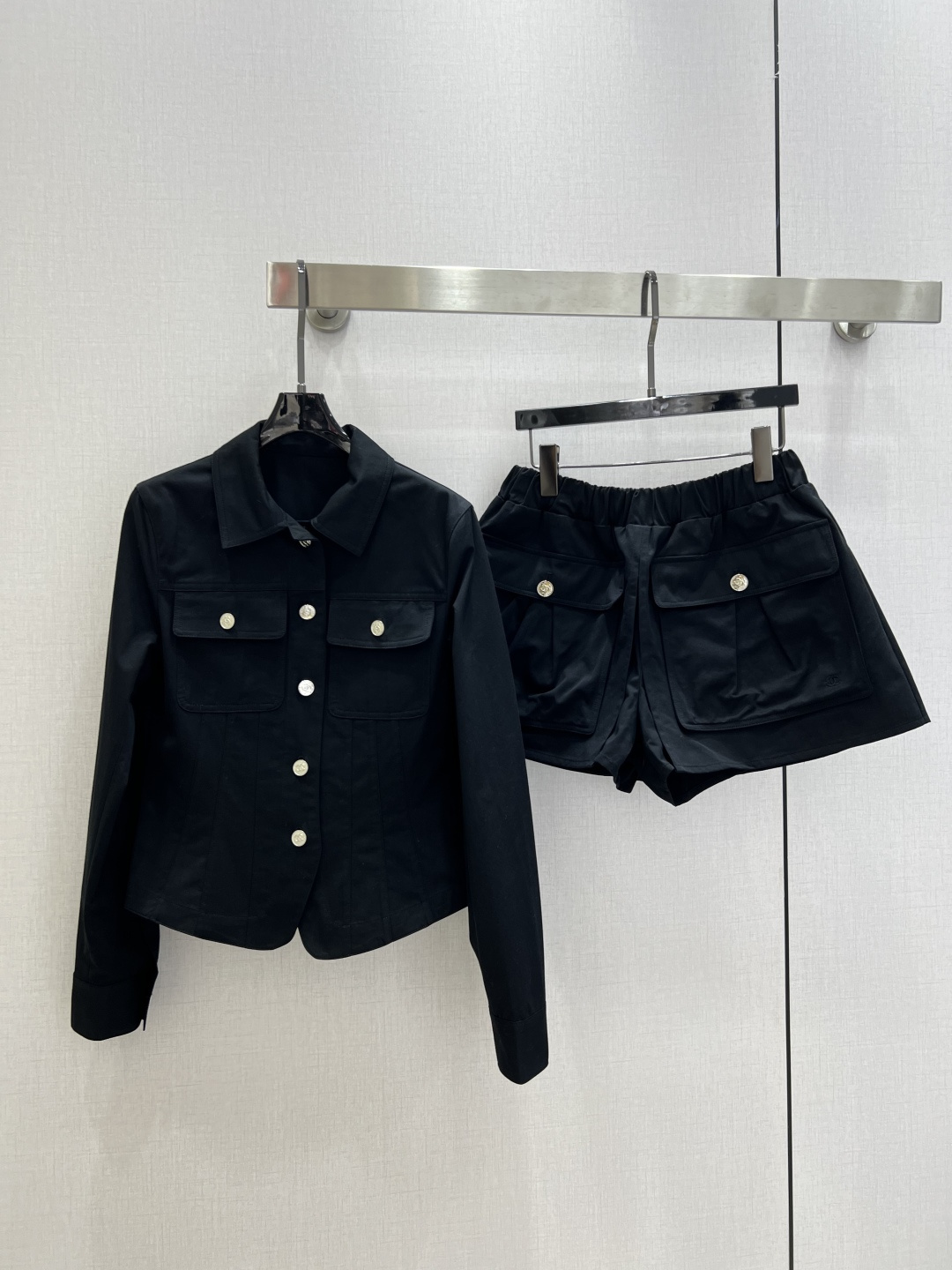 NO:738159,Highly recommended 26 early spring new short work jacket, simple retro style. The short design optimizes body proportions. Pair it with high-waisted pants or skirts to easily get a casual and neat style~Multiple pockets + metal buttons, practical and detailed. It can be easily used for commuting and traveling in daily life. It is versatile and not picky! Two colors SML code, high quality ABC, skirts, jackets & coats,19860909强烈推荐 26早春新款 短款工装外套 简约复古风 短款设计优化身材比例,搭配高腰裤或裙子,轻松get休闲利落风~多口袋+金属纽扣,实用又有细节感 通勤出游日常都能轻松驾驭,百搭不挑人!两个色 SML码 高品质ABC,,skirts,jackets & coats,,Women's clothing