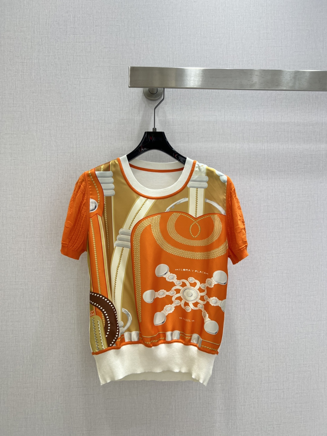 NO:738179,Highly recommended 2026 early spring new positioning printed short-sleeved top. The pattern front piece is a 19mm silk twill positioning printed round neck pullover top!  The knitted material of the back sleeves is 85-thread-count fine mulberry silk and Tencel blend!  The specially woven texture pattern on the sleeves is comfortable to wear and cool. Special hand-sewn plate technology!  The seams of the entire piece are exquisitely rounded and the hemming is very high-grade!  Three colors, SMLXLXXL code, high quality ABC, T-shirt, real silk,19860909强烈推荐 2026早春新款 定位印花短袖上衣 图案前片是19姆米真丝斜纹绸定位印花圆领套头上衣！后片袖子针织材质为85支级细桑蚕丝加天丝混纺！袖子特织肌理图案贴身穿着舒适,凉爽特制的手工缝盘工艺！全件接缝都是精致的圆同包边很上档次！三个色 SMLXLXXL码 高品质ABC,,T-shirt,real silk,,Women's clothing