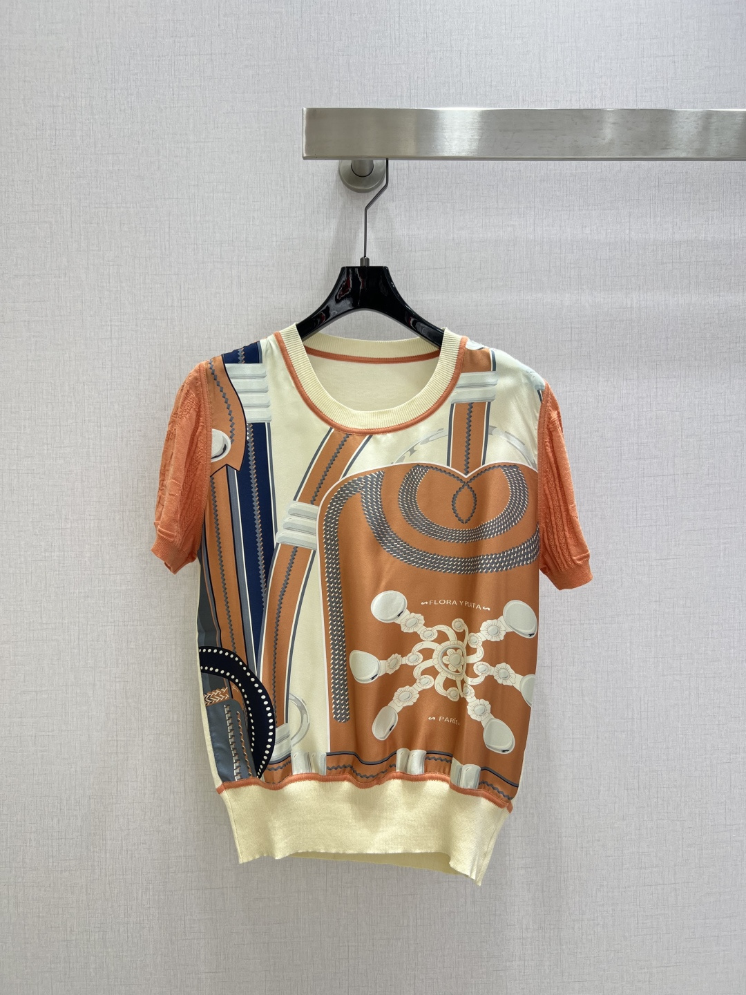 NO:738183,Highly recommended 2026 early spring new positioning printed short-sleeved top. The pattern front piece is a 19mm silk twill positioning printed round neck pullover top!  The knitted material of the back sleeves is 85-thread-count fine mulberry silk and Tencel blend!  The specially woven texture pattern on the sleeves is comfortable to wear and cool. Special hand-sewn plate technology!  The seams of the entire piece are exquisitely rounded and the hemming is very high-grade!  Three colors, SMLXLXXL code, high quality ABC, T-shirt, real silk,19860909强烈推荐 2026早春新款 定位印花短袖上衣 图案前片是19姆米真丝斜纹绸定位印花圆领套头上衣！后片袖子针织材质为85支级细桑蚕丝加天丝混纺！袖子特织肌理图案贴身穿着舒适,凉爽特制的手工缝盘工艺！全件接缝都是精致的圆同包边很上档次！三个色 SMLXLXXL码 高品质ABC,,T-shirt,real silk,,Women's clothing