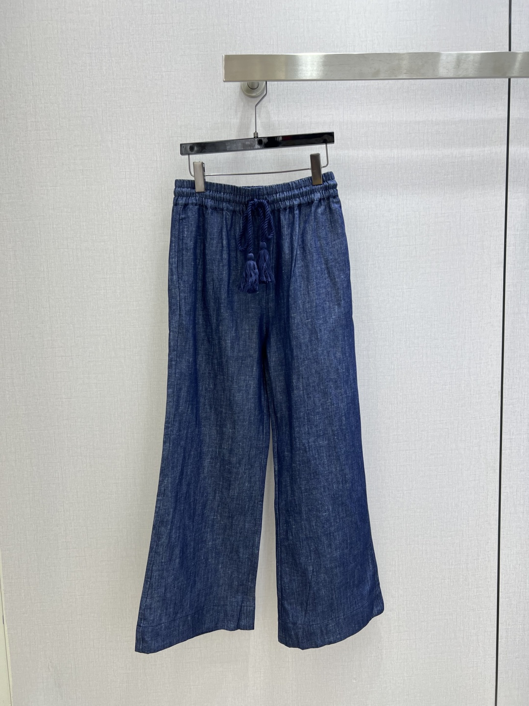 NO:738176,Highly recommended for early spring 26, wide-leg trousers with denim texture. Relaxed to match the ceiling. Drawstring waistband + tassel pendant. High-waisted wide-leg tailoring, instantly transforming into supermodel legs. One color. SML code. High-quality ABC.19860909强烈推荐 26早春新款 牛仔肌理阔腿长裤 松弛感穿搭天花板 抽绳腰头+流苏坠饰 高腰阔腿剪裁,秒变超模腿 一个色 SML码 高品质ABC,,,Women's clothing