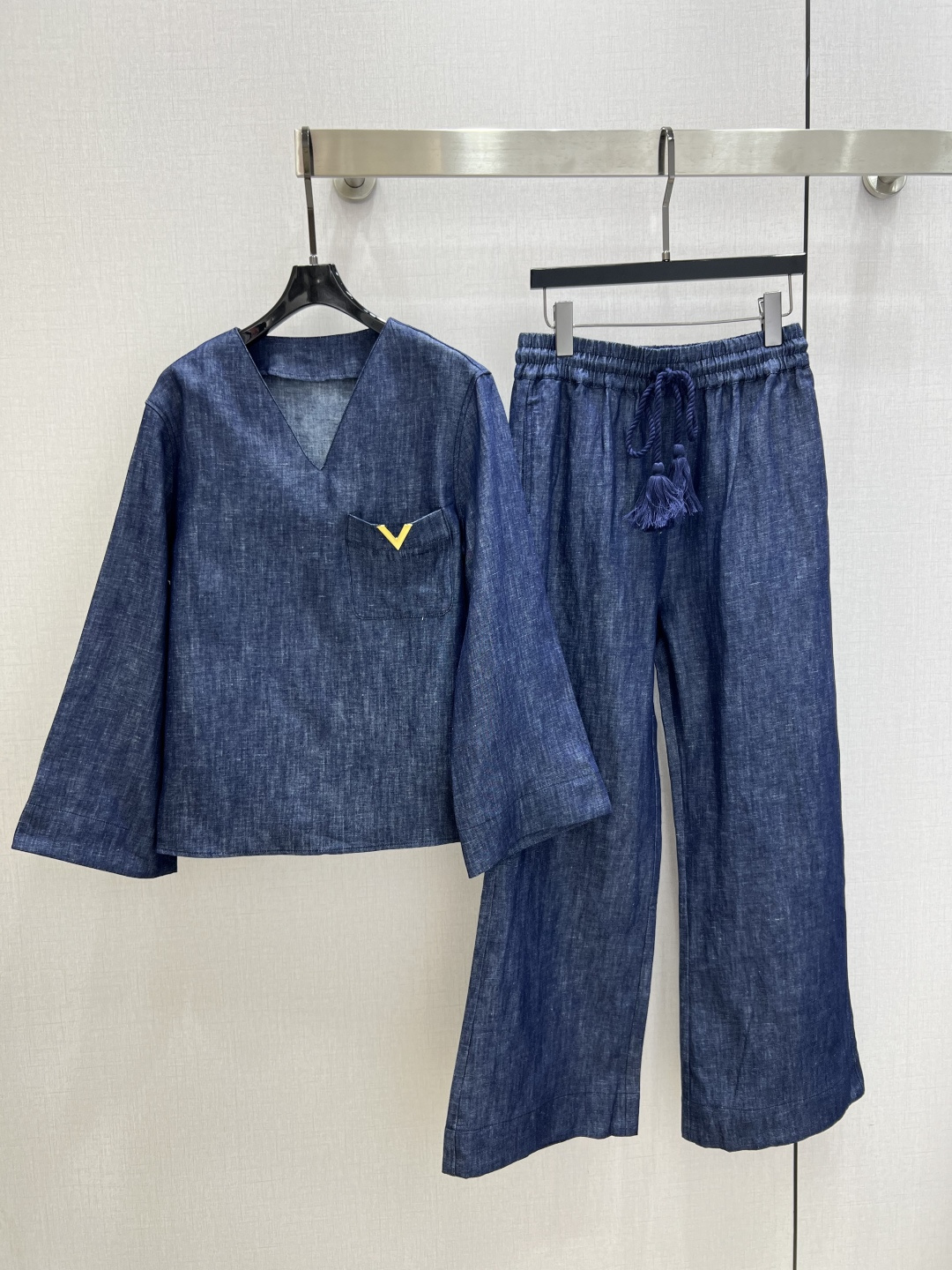 NO:738180,Highly recommended 26 early spring new style denim top with hardware pockets. Minimalist V-neck design, metal V logo embellished pockets, loose shoulder cut, not flattering on the body shape, full score. One color, SML code, high quality AB,,19860909强烈推荐 26早春新款 五金口袋牛仔上衣 极简V领设计,金属V标点缀口袋, 宽松落肩剪裁,不挑身形藏肉满分 一个色 SML码 高品质AB,,,Women's clothing