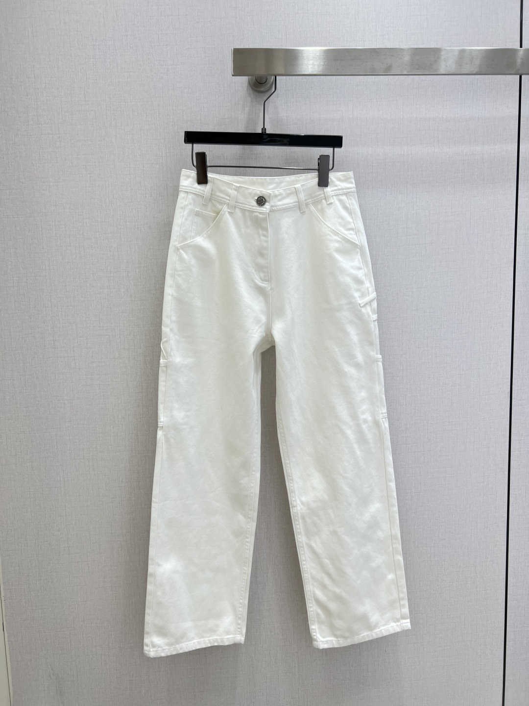 NO:738188,Highly recommended 26 early spring new work style wide-leg denim trousers, high-waisted straight cut, modified leg shape, metal double C buttons, distressed washed denim, solid texture, tasteful for time-traveling, multi-pocket design, two colors SML code, high quality AB,,19860909强烈推荐 26早春新款 工装风阔腿牛仔长裤 高腰直筒剪裁,修饰腿型,金属双C纽扣,做旧水洗牛仔,质感扎实,越穿越有味道 多口袋设计 两个色 SML码 高品质AB,,,Women's clothing