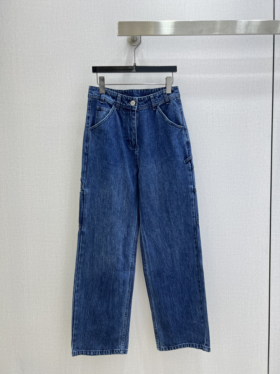 NO:738184,Highly recommended 26 early spring new work style wide-leg denim trousers, high-waisted straight cut, modified leg shape, metal double C buttons, distressed washed denim, solid texture, tasteful for time-traveling, multi-pocket design, two colors SML code, high quality AB,,19860909强烈推荐 26早春新款 工装风阔腿牛仔长裤 高腰直筒剪裁,修饰腿型,金属双C纽扣,做旧水洗牛仔,质感扎实,越穿越有味道 多口袋设计 两个色 SML码 高品质AB,,,Women's clothing