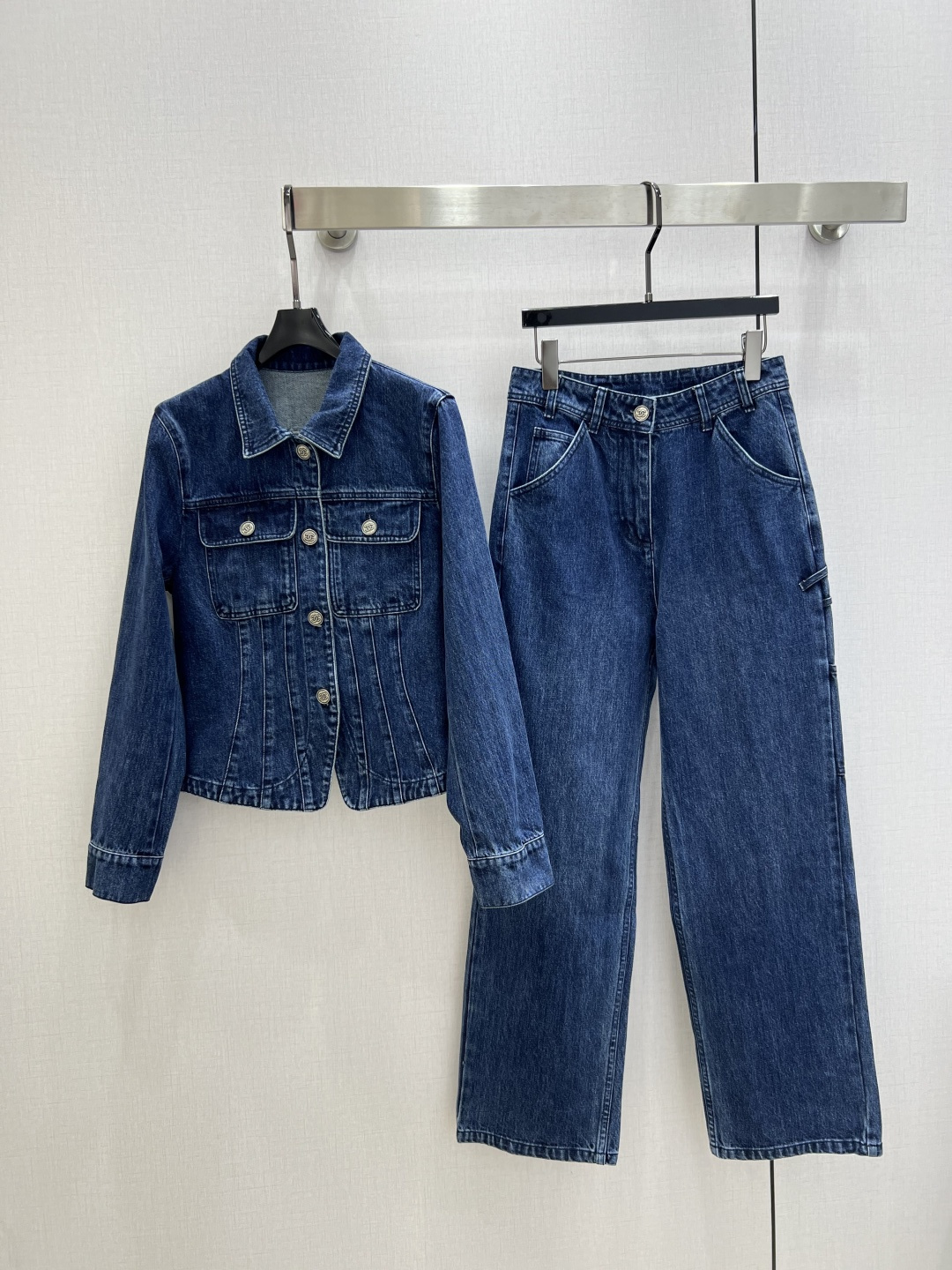 NO:738187,Highly recommended 26 early spring new style. Waisted denim jacket, metal buttons + double patch pockets, curved hem + topstitching, slim fit, outlines waistline, instantly transforms into an hourglass figure. Distressed washed denim, solid texture, more timeless. One color SML code, high quality ABC, jackets & coats,19860909强烈推荐 26早春新款 收腰牛仔外套,金属纽扣+双贴袋,弧形下摆+明线车线,修身剪裁,勾勒腰线,秒变沙漏身材 做旧水洗牛仔,质感扎实,越穿越有味 一个色 SML码 高品质ABC,,jackets & coats,,Women's clothing