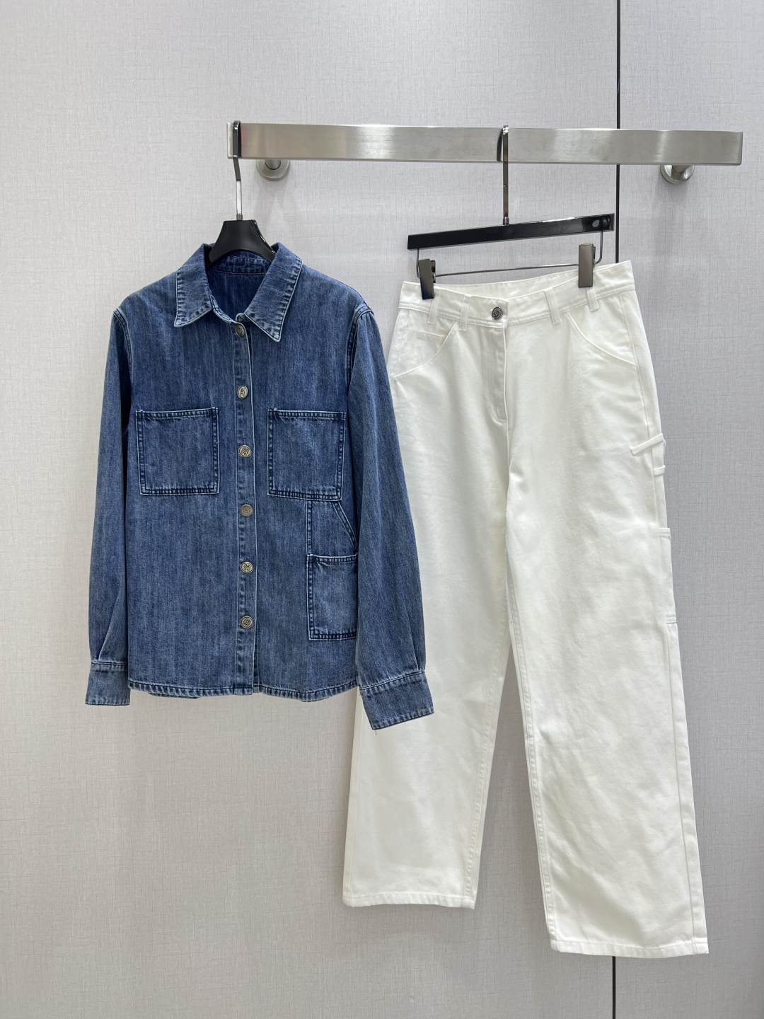 NO:738172,Highly recommended 26 early spring new style retro work style denim shirt, timeless layering artifact/multi-pocket design + metal double C buttons, old washed denim, solid texture, not picky about body shape, one color SML code, high quality ABC, shirts,19860909强烈推荐 26早春新款 复古工装风牛仔衬衫,永不过时的叠穿神器/多口袋设计+金属双C纽扣,做旧水洗牛仔,质感扎实 不挑身材 一个色 SML码 高品质ABC,,shirts,,Women's clothing
