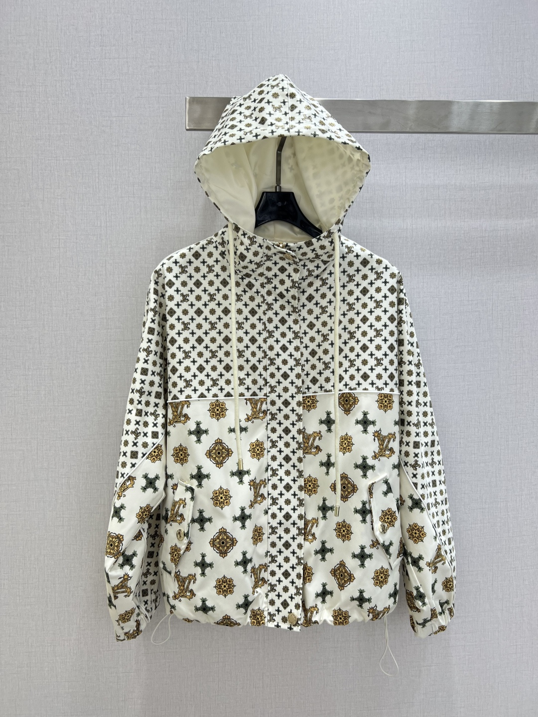 NO:738201,Highly recommended 26 early spring new hooded spliced ​​presbyopia jacket. Classic style. I fell in love with it at first sight. The pattern design can modify the neck line very well, and the upper body temperament is immediately improved. The pattern is very beautiful on the upper body. The color is super white. Two colors SML code. High quality AB, jackets & coats, hats,19860909强烈推荐 26早春新款 连帽拼接老花外套 经典造型 一眼就爱上了,版型设计能很好的修饰颈部线条,上身气质立马提升,版型上身巨好看,颜色超显白 两个色 SML码 高品质AB,,jackets & coats,hats,,Women's clothing