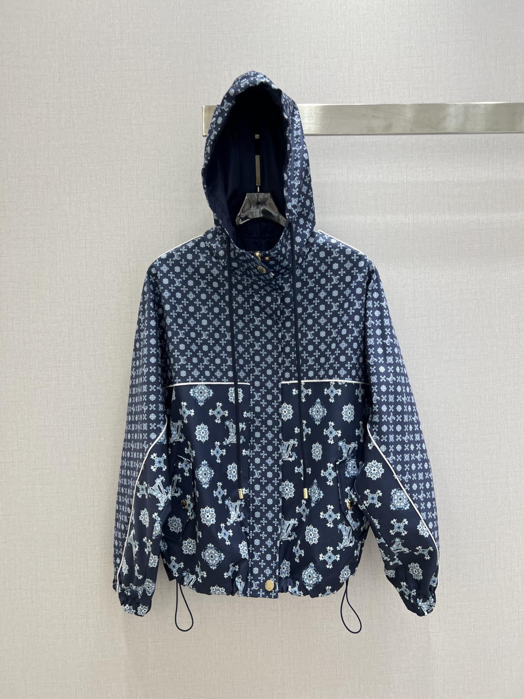 NO:738196,Highly recommended 26 early spring new hooded spliced ​​presbyopic jacket. Classic style. I fell in love with it at first sight. The pattern design can modify the neck line very well, and the upper body temperament is immediately improved. The pattern is very beautiful on the upper body. The color is super white. Two colors SML code. High quality ABC, jackets & coats, hats,19860909强烈推荐 26早春新款 连帽拼接老花外套 经典造型 一眼就爱上了,版型设计能很好的修饰颈部线条,上身气质立马提升,版型上身巨好看,颜色超显白 两个色 SML码 高品质ABC,,jackets & coats,hats,,Women's clothing