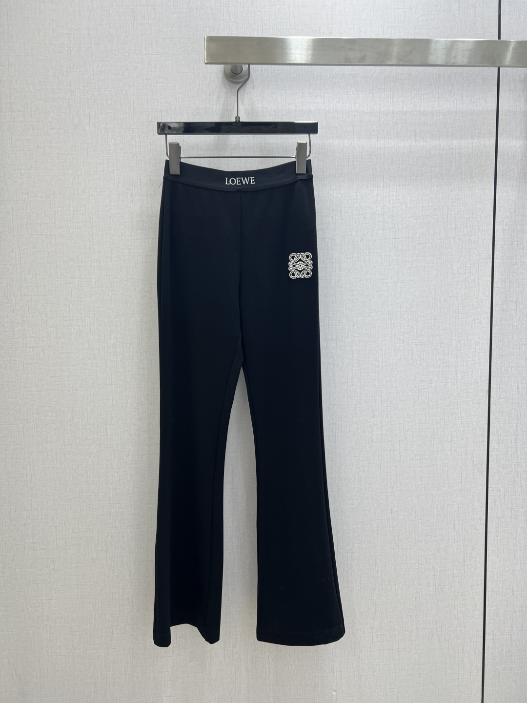 NO:738206,Highly recommended 26 early spring new style, letter web embroidered boot-cut trousers, fashionable and high-end tone, a must-have item for Bai Fumei, a versatile item, classic boot-cut trousers, the upper body is slim and stunning, embellished with customized hardware accessories, one color SML code, high quality ABC,,19860909强烈推荐 26早春新款 字母织带绣品微喇长裤 时髦又高级的调调 白富美必入单品百搭神器 经典微喇裤型上身显瘦绝绝子 缀饰定制五金配件 一个色 SML码 高品质ABC,,,Women's clothing