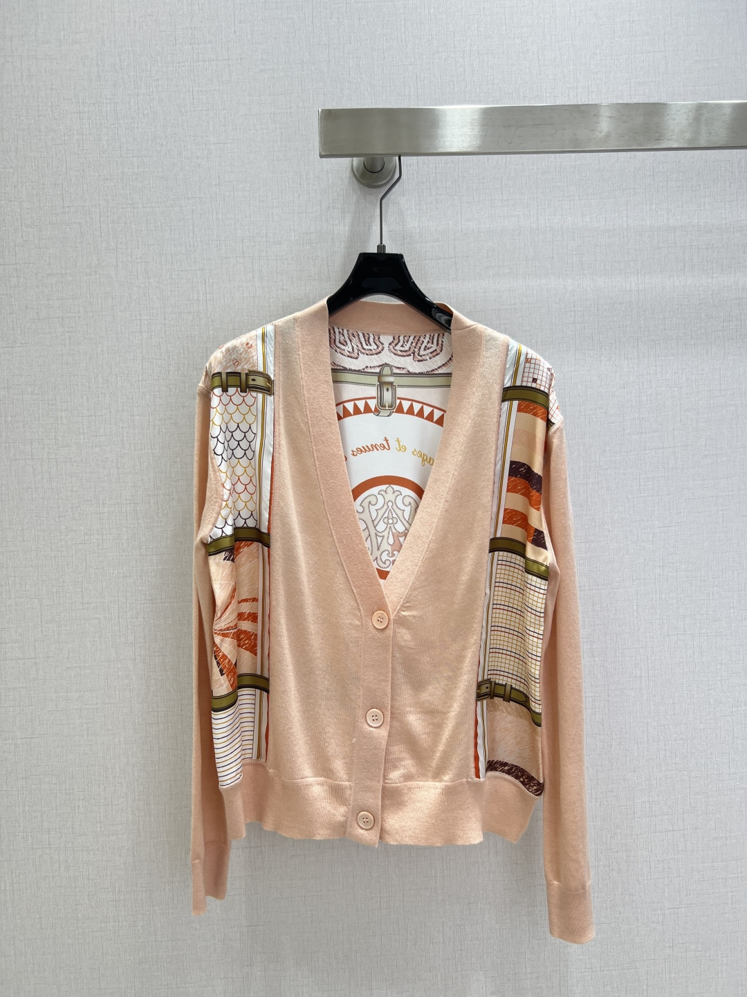 NO:739638,Highly recommended 26 early spring new silk printed cardigan jacket, the same style as the counter. The back piece is 19mm silk twill with positioning printing, and the knitted yarn in the front piece is silk wool blend, which is comfortable and skin-friendly when worn close to the body.  High quality ABC,,jackets & coats,real silk,19860909强烈推荐 26早春新款 真丝印花开衫外套 专柜同款.后片19姆米真丝斜纹绸定位印花,前片针织纱线为真丝羊毛混纺,贴身穿着舒适亲肤.贴身穿着舒适,亲肤.特制的手工缝盘工艺,全件接缝都是精致的圆同包边.同专柜做工,很上档次.V领开衫款式,百搭不挑身 两个色 SMLXL码 高品质ABC,,jackets & coats,real silk,,Women's clothing