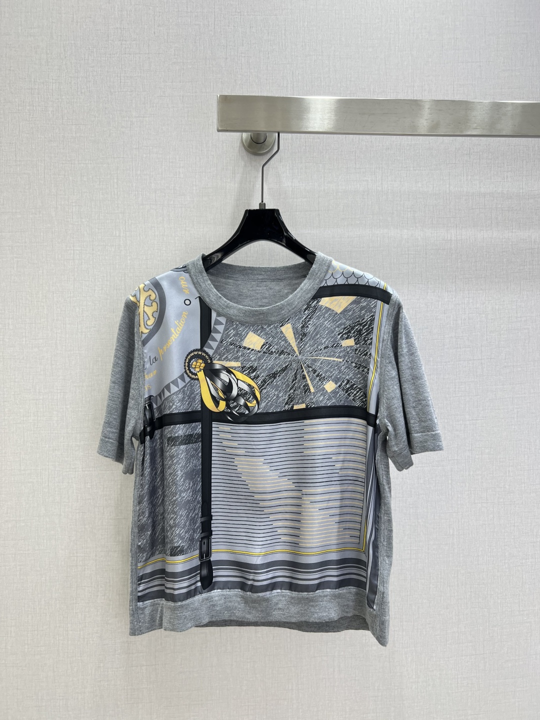 NO:739644,Highly recommended 26 early spring new style silk printed short-sleeved top with classic H official website square scarf pattern. The front piece is 19mm silk twill with positioning print, and the knitted material of the back sleeves is 85-grade fine mulberry silk and Tencel cotton blend. It is comfortable and cool to wear close to the body. The side seams are specially made with hand-stitched plate technology, and all seams are exquisite round and hemmed. Made in the same store, very high-end. Round neck pullover, versatile and not flattering. Three colors  SMLXLXXL code high quality ABC, T-shirt, real silk,19860909强烈推荐 26早春新款 真丝印花短袖上衣 经典H官网方巾图案.前片是19姆米真丝斜纹绸定位印花,后片袖子针织材质为85支级细桑蚕丝加天丝棉混纺.贴身穿着舒适,凉爽.侧缝特制的手工缝盘工艺,全件接缝都是精致的圆同包边.同专柜做工,很上档次.圆领套头,百搭不挑身 三个色 SMLXLXXL码 高品质ABC,,T-shirt,real silk,,Women's clothing