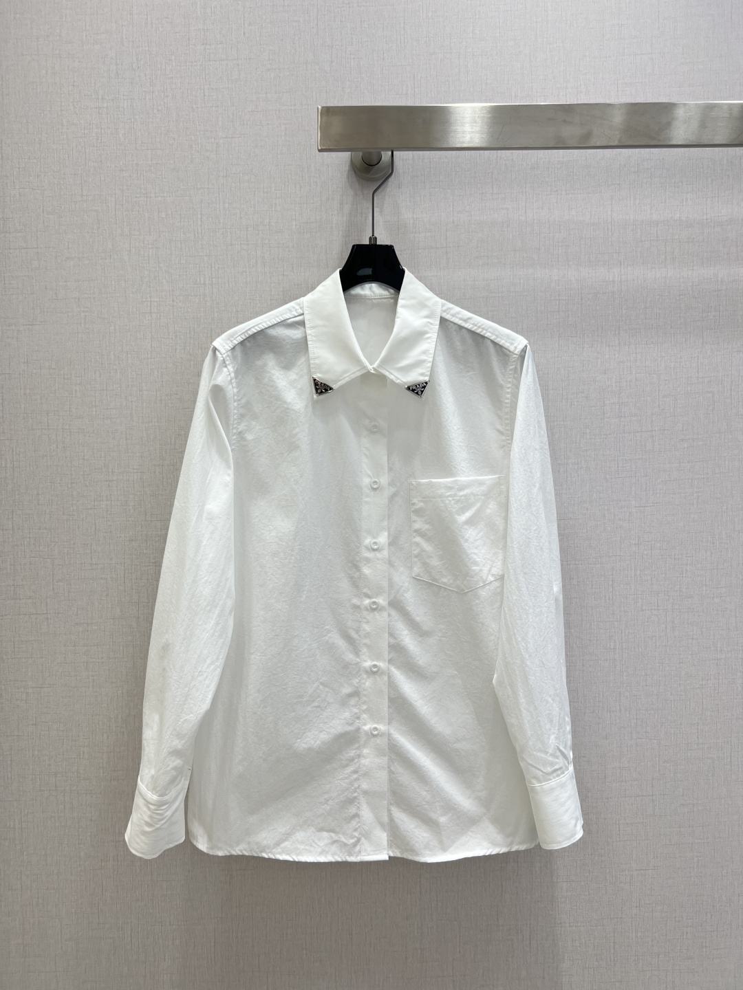 NO:738563,Highly recommended for the early spring of 26. Lapel hardware pocket shirt. The design is super three-dimensional. The tailoring optimizes body proportions. It can be easily used for commuting or formal occasions. The fabric is soft and breathable. It is comfortable to wear and has a sense of luxury. It is a must-have popular item this season. Two colors SML code. High quality ABC, shirts,19860909强烈推荐 26早春新款 翻领五金口袋衬衫 设计超有立体感 剪裁优化身材比例 通勤或正式场合都能轻松驾驭 面料柔软透气 穿着舒适又有高级感 是本季必入热门单品 两个色 SML码 高品质ABC,,shirts,,Women's clothing