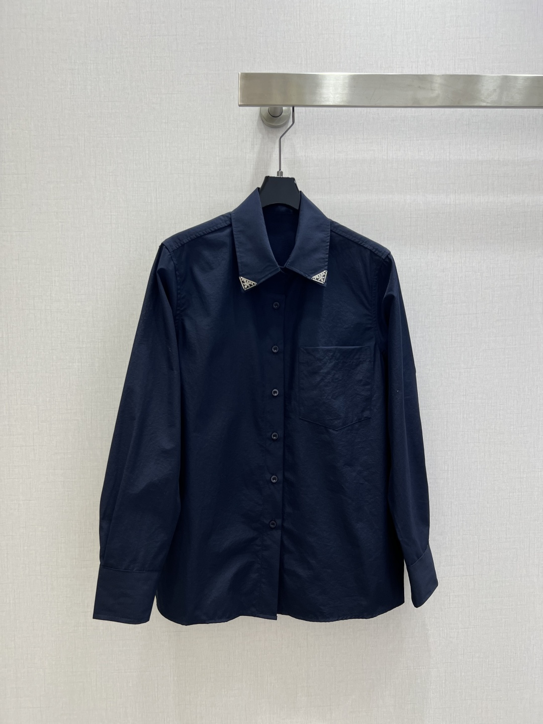 NO:738559,Highly recommended for the early spring of 26. Lapel hardware pocket shirt. The design is super three-dimensional. The tailoring optimizes body proportions. It can be easily used for commuting or formal occasions. The fabric is soft and breathable. It is comfortable to wear and has a sense of luxury. It is a must-have popular item this season. Two colors SML code. High quality ABC, shirts,19860909强烈推荐 26早春新款 翻领五金口袋衬衫 设计超有立体感 剪裁优化身材比例 通勤或正式场合都能轻松驾驭 面料柔软透气 穿着舒适又有高级感 是本季必入热门单品 两个色 SML码 高品质ABC,,shirts,,Women's clothing