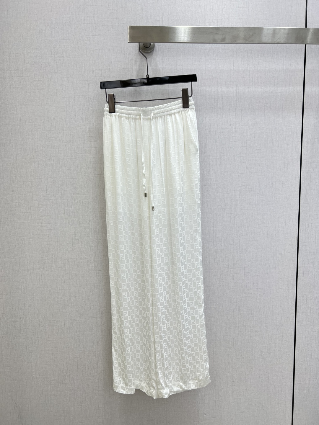 NO:738573,Highly recommended for 26 early spring new style, jacquard lapel long-sleeved shirt, jacquard drawstring wide-leg trousers, separate batches, retro and fashionable, low-key temperament and luxurious and high-end!  The styles are versatile and not picky, customized technical fabrics, workmanship quality depends on the details. Bai Fumei is a must-have!  Three colors SML code high quality, shirts,19860909强烈推荐 26早春新款 提花翻领长袖衬衫提花抽绳阔腿长裤 分开批 复古时髦 低调气质又奢华高级！版型百搭不挑人,定制科技面料 做工品质看细节.白富美必入！三个色 SML码 高品,,shirts,,Women's clothing