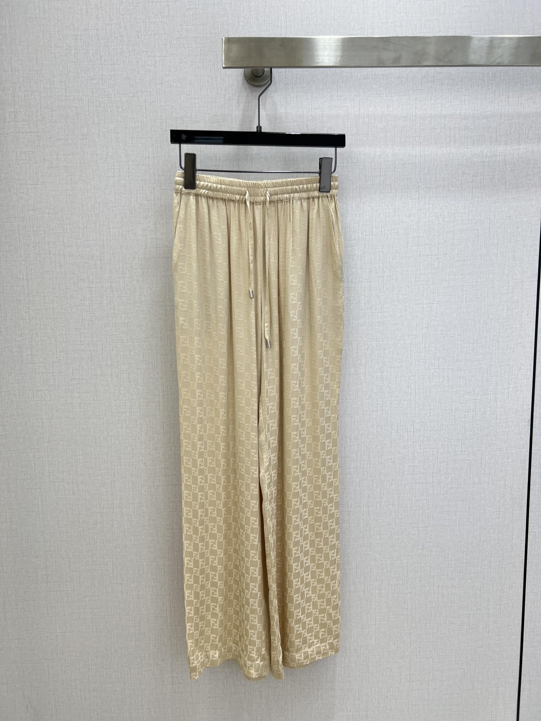 NO:738568,Highly recommended for 26 early spring new style, jacquard lapel long-sleeved shirt, jacquard drawstring wide-leg trousers, separate batches, retro and fashionable, low-key temperament and luxurious and high-end!  The styles are versatile and not picky, customized technical fabrics, workmanship quality depends on the details. Bai Fumei is a must-have!  Three colors SML code high quality, shirts,19860909强烈推荐 26早春新款 提花翻领长袖衬衫提花抽绳阔腿长裤 分开批 复古时髦 低调气质又奢华高级！版型百搭不挑人,定制科技面料 做工品质看细节.白富美必入！三个色 SML码 高品质,,shirts,,Women's clothing