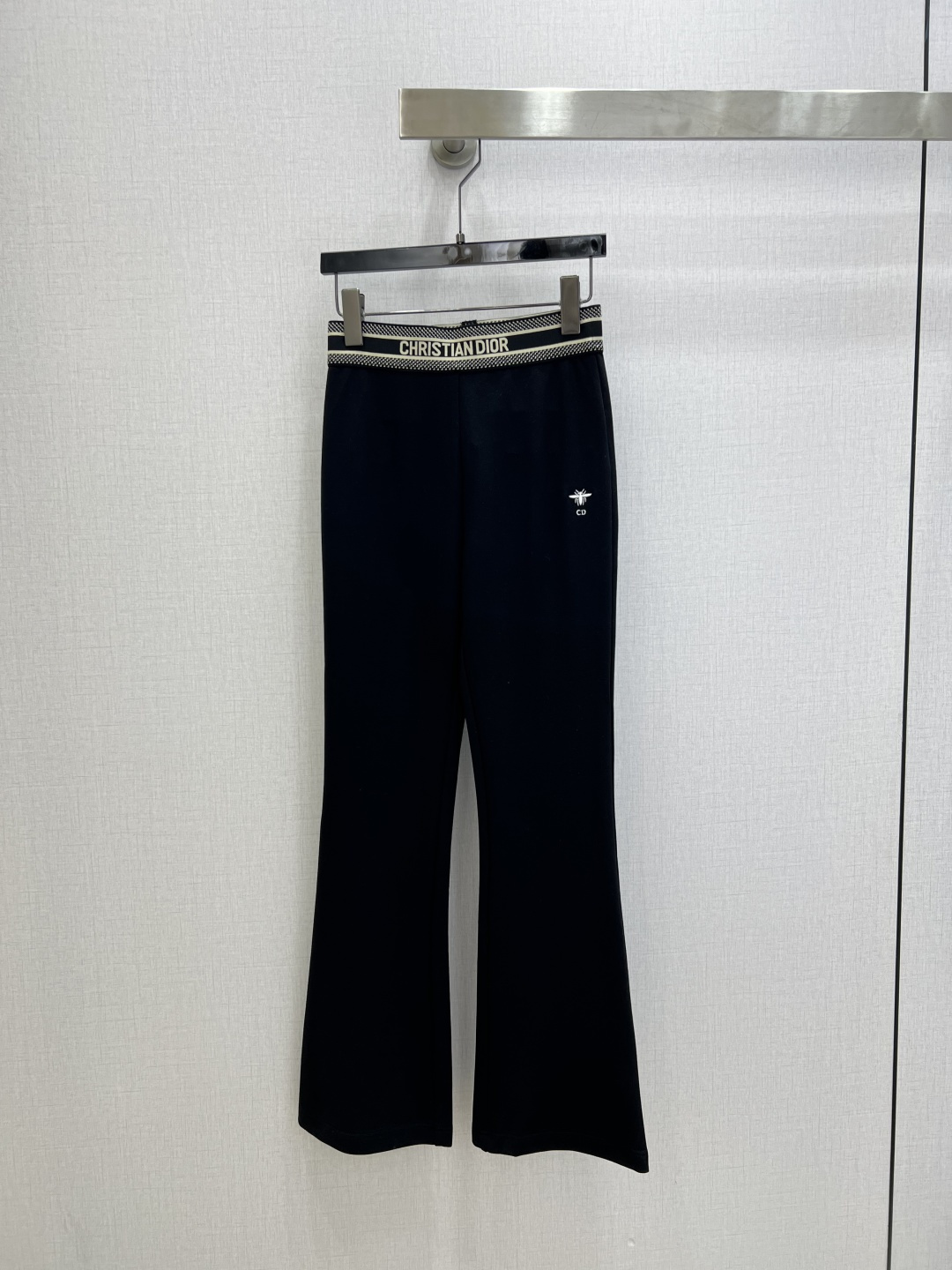 NO:738567,Highly recommended for the early spring of 26. Black trousers with letter webbing and slight flares. Fashionable and high-end tone. A must-have item for white and beautiful women. A versatile item. The classic boot-shaped trousers make the upper body look slimmer. One color. SML code. High quality ABC.19860909强烈推荐 26早春新款 字母织带微喇黑色长裤 时髦又高级的调调 白富美必入单品百搭神器 经典微喇裤型上身显瘦绝绝子 一个色 SML码 高品质ABC,,,Women's clothing