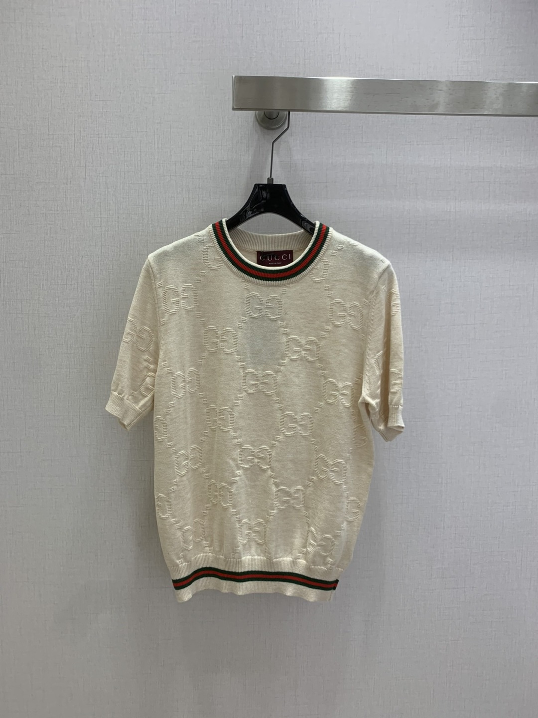 NO:738629,Highly recommended 26 early spring new style contrasting double G short-sleeved top with delicate and soft texture. A classic age-reducing item!  The pattern doesn’t make your upper body look slimmer!  A perfect item that Bai Fumei must buy. The texture is superb and the workmanship is perfect!  Grab the spot now and get the big orders!  Two colors SML code high quality ABC, T-shirt,19860909强烈推荐 26早春新款 撞色双G短袖上衣 质感细腻软糯.经典减龄单品！版型不挑人上身巨显瘦！白富美必收的完美单品.质感超赞完美做工品质！现货开抢 大单子甩过来！两个色 SML码 高品质ABC,,T-shirt,,Women's clothing