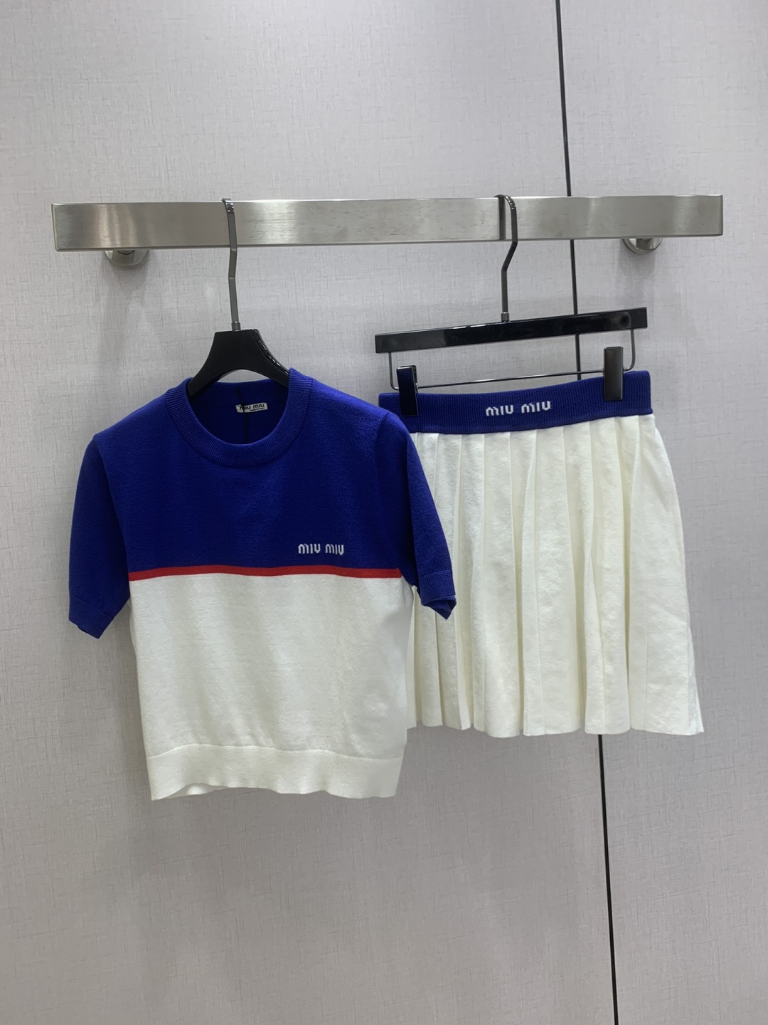 NO:738643,Highly recommended 26 early spring new style, contrasting color short-sleeved pleated skirt suit, light gray plaid design, full of college style, elegant and age-reducing!  The pleated hem of the skirt is three-dimensional, which makes the legs look slimmer and can be easily used for commuting, campus, and daily life. You can switch between retro or sweet and spicy style at will, practical and fashionable!  Two colors SML code, high quality ABC,,skirts,T-shirt,19860909强烈推荐 26早春新款 撞色短袖百褶半裙套装 浅灰格纹设计,学院风满满,优雅又减龄！裙摆褶皱立体,修饰腿型超显瘦通勤、校园、日常都能轻松驾驭,复古or甜辣风随心切换,实用又时髦！两个色 SML码 高品质ABC,,skirts,T-shirt,,Women's clothing