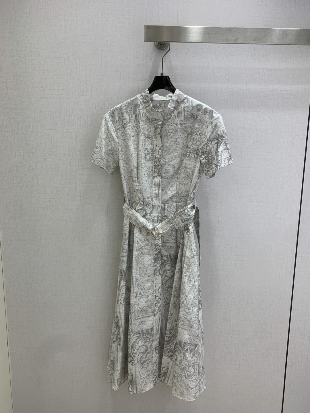 NO:738633,Highly recommended 26 early spring new model, stand-up collar and belt dress, patterned printed fabric, large skirt, matching belt, two colors, SML code, high quality ABC,,skirts,19860909强烈推荐 26早春新款 立领腰带连衣裙 图案印花面料 大裙摆 搭配腰带 两个色 SML码 高品质ABC,,skirts,,Women's clothing