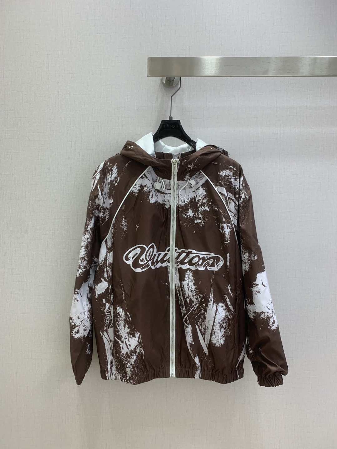 NO:738625,Highly recommended for the early spring of 26, the new long-sleeved jacket with printed letters. The upper body is full of fashion and high-end. It has a huge style and has its own aura. The texture is very nice, fashionable and high-end. The color is super positive. The upper body looks white and slim. A classic series with its own beauty. The upper body is full of aura when walking. The length is just right. Two colors SML code. High quality ABC,, jackets & coats,19860909强烈推荐 26早春新款 印花字母长袖外套 上身就是满满的时髦高级感 巨拉风 自带气场 质感很奈斯 时髦又高级 颜色超级正 上身显白又显瘦 自带美感的经典系列 走路都带风上身气场全开 长度恰到好处 两个色 SML码 高品质ABC,,jackets & coats,,Women's clothing