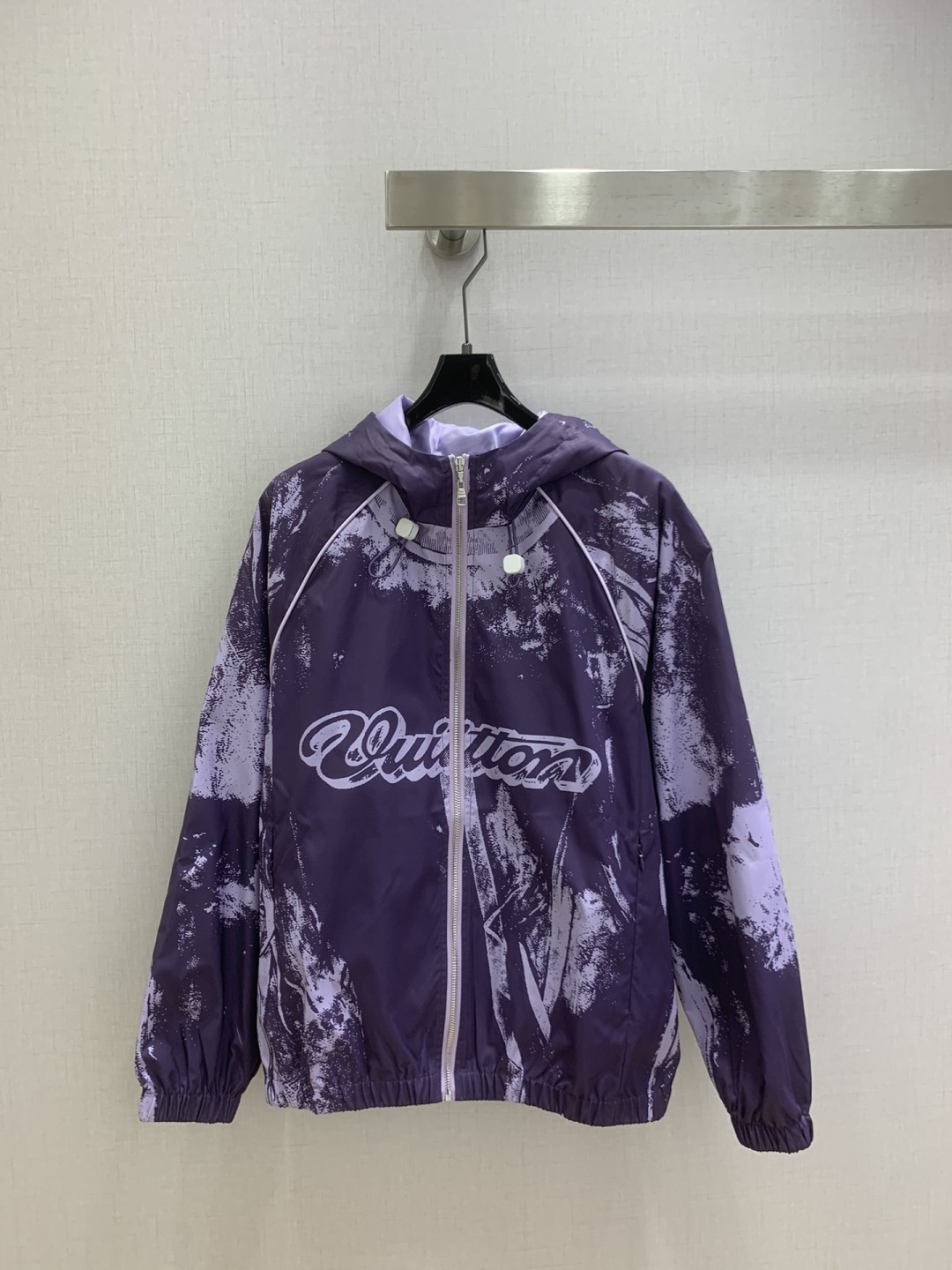 NO:738621,Highly recommended for the early spring of 26, the new long-sleeved jacket with printed letters. The upper body is full of fashion and high-end. It has a huge style and has its own aura. The texture is very nice, fashionable and high-end. The color is super positive. The upper body looks white and slim. A classic series with its own beauty. The upper body is full of aura when walking. The length is just right. Two colors SML code. High quality ABC,, jackets & coats,19860909强烈推荐 26早春新款 印花字母长袖外套 上身就是满满的时髦高级感 巨拉风 自带气场 质感很奈斯 时髦又高级 颜色超级正 上身显白又显瘦 自带美感的经典系列 走路都带风上身气场全开 长度恰到好处 两个色 SML码 高品质ABC,,jackets & coats,,Women's clothing