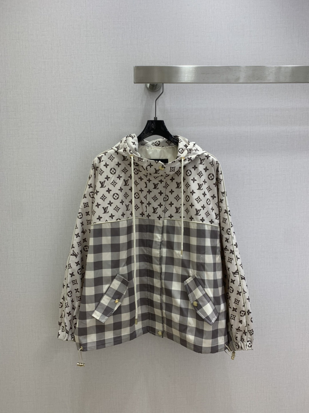 NO:738617,Highly recommended for early spring 26, hooded printed contrasting color jacket. The upper body is full of fashion and high-end. The giant style has its own aura. The texture is very nice, fashionable and high-end. The color is super positive. The upper body looks white and slim. A classic series with its own beauty. It can walk with wind and the upper body has full aura. The length is just right. One color SML code. High quality ABC,, jackets & coats, hats,19860909强烈推荐 26早春新款 连帽印花撞色外套 上身就是满满的时髦高级感 巨拉风 自带气场 质感很奈斯 时髦又高级 颜色超级正 上身显白又显瘦 自带美感的经典系列 走路都带风上身气场全开 长度恰到好处 一个色 SML码 高品质ABC,,jackets & coats,hats,,Women's clothing