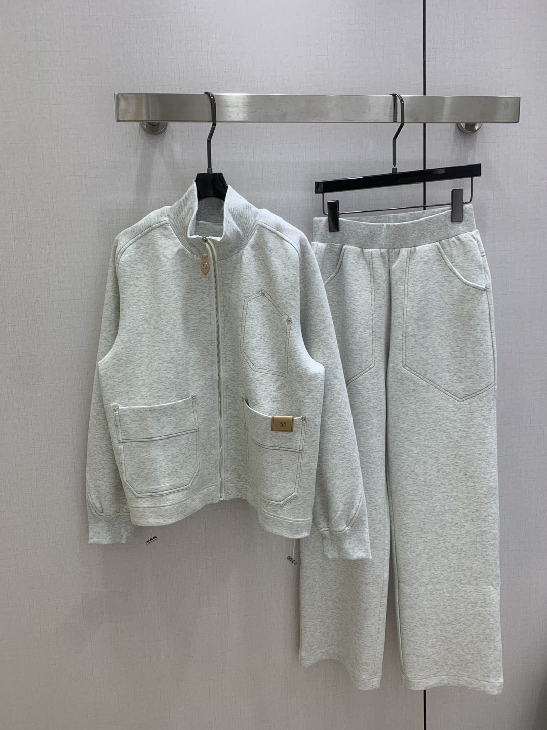 NO:738613,Highly recommended for the early spring of 26, the stand-up collar casual suit is extremely comfortable and there is no reason to refuse it. It has a cool style and is OK for daily commuting, regardless of the occasion. The design is unique, the layering is richer, and the small details are a plus. One color, SML code, high quality ABC,,19860909强烈推荐 26早春新款 立领休闲套装 舒适度极强 没有理由可以拒绝它.可A可飒的风格,日常通勤穿什么的都是很OK的,不挑场合的.设计独特 层次感更加丰富,满满小细节太加分了 一个色 SML码 高品质ABC,,,Women's clothing