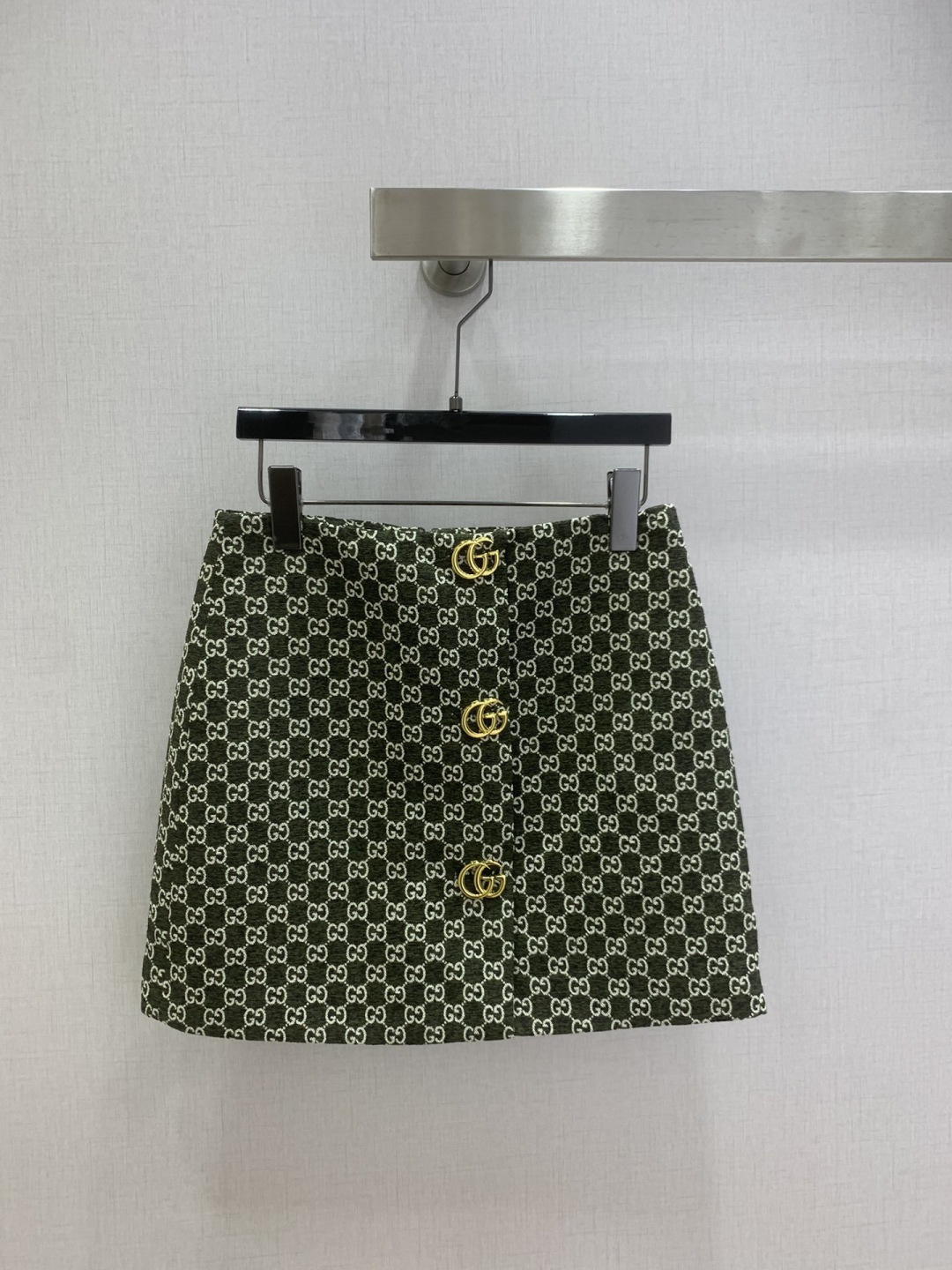 NO:738609,Highly recommended 26 early spring new style, presbyopic hardware skirt, classic style, I fell in love with it at first sight, the upper body temperament immediately improved, customized buttons, the upper body is very beautiful, the color is super white, two colors SML code, high quality ABC,,skirts,19860909强烈推荐 26早春新款 老花五金半裙 经典造型 一眼就爱上了,上身气质立马提升,定制纽扣,版型上身巨好看,颜色超显白 两个色 SML码 高品质ABC,,skirts,,Women's clothing