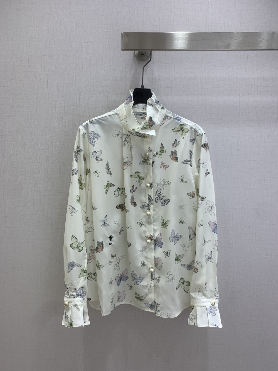 NO:738616,Highly recommended 26 early spring new style printed stand-collar button-down shirt, elegant design, embroidered bee pattern on the side waist, workmanship quality depends on the details, one color SML code, high quality ABC, shirts,19860909强烈推荐 26早春新款 印花立领纽扣衬衫 设计优雅大气,侧腰刺绣小蜜蜂图案,做工品质看细节 一个色 SML码 高品质ABC,,shirts,,Women's clothing