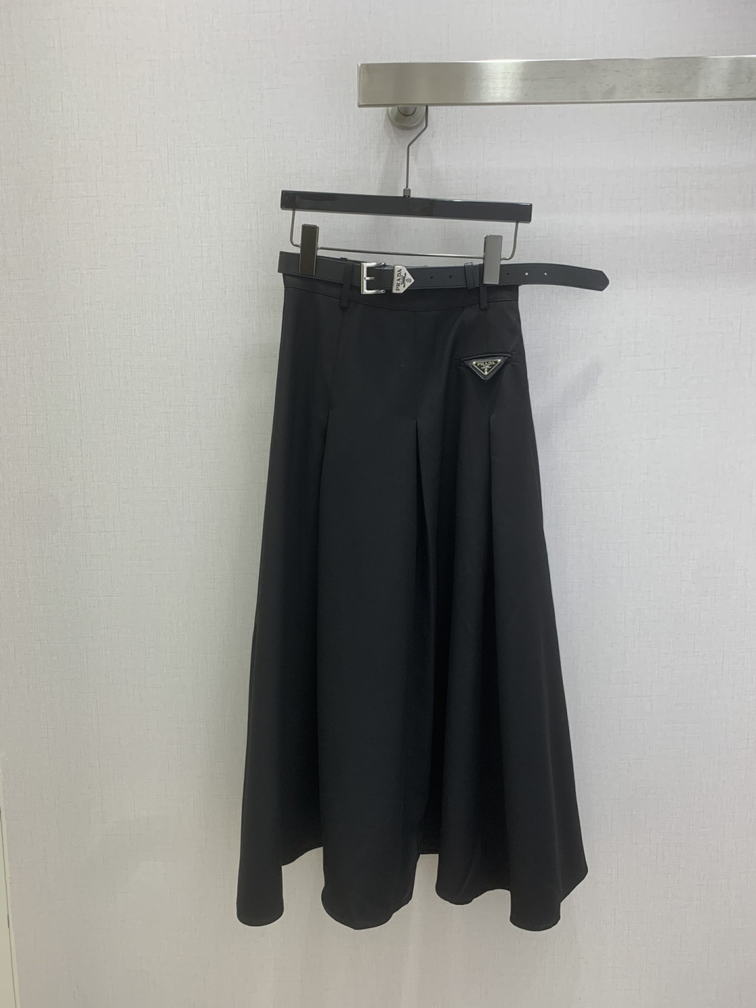 NO:738612,Highly recommended 26 early spring new belt pleated logo long skirt with belt!  Fashionable, low-key and luxurious!  The style is versatile and not picky, and the quality of workmanship depends on the details. A must-have for white, rich and beautiful women!  Two colors SML code high quality ABC,,skirts,19860909强烈推荐 26早春新款 腰带压褶徽标长半裙 配腰带！时髦低调气质又奢华高级！版型百搭不挑人,做工品质看细节.白富美必入！两个色 SML码 高品质ABC,,skirts,,Women's clothing
