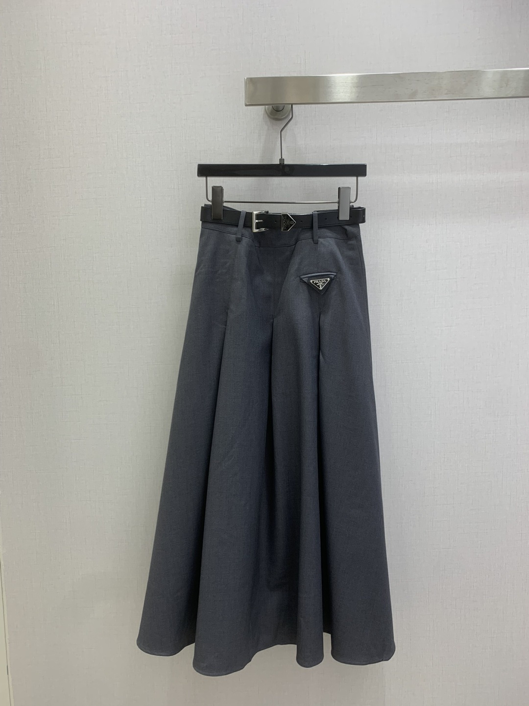 NO:738608,Highly recommended 26 early spring new belt pleated logo long skirt with belt!  Fashionable, low-key and luxurious!  The style is versatile and not picky, and the quality of workmanship depends on the details. A must-have for white, rich and beautiful women!  Two colors SML code high quality ABC,,skirts,19860909强烈推荐 26早春新款 腰带压褶徽标长半裙 配腰带！时髦低调气质又奢华高级！版型百搭不挑人,做工品质看细节.白富美必入！两个色 SML码 高品质ABC,,skirts,,Women's clothing