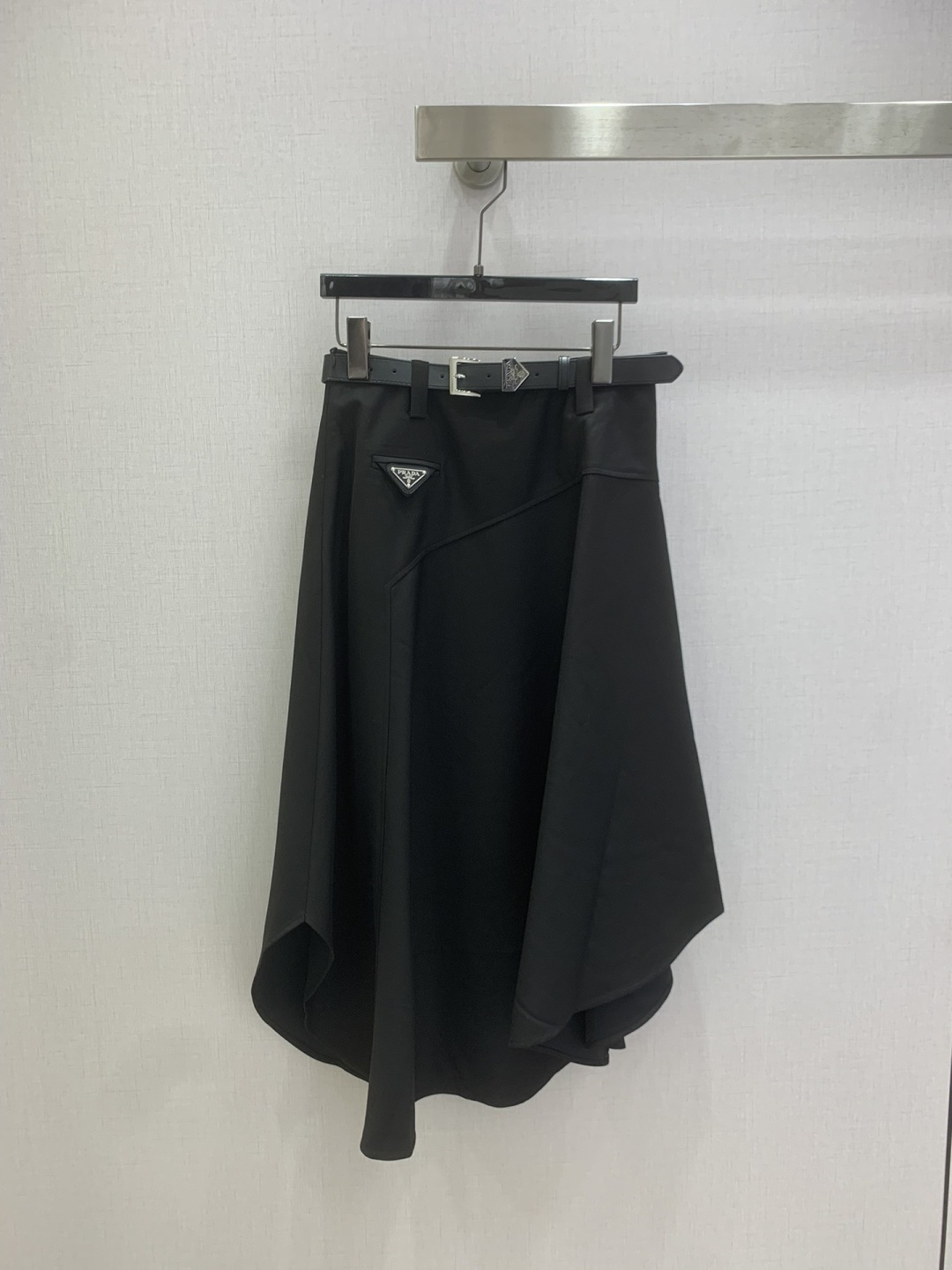 NO:738605,Highly recommended 26 early spring new style. Irregular line belt long skirt. Advanced custom fabric. Three-dimensional tailoring. The upper body is slimming. Elegant and playful. A must-have high-end item for white and rich beauty. It can be easily controlled for daily commuting or attending various events. Two colors SML code. High quality ABC,,skirts,19860909强烈推荐 26早春新款 不规则线条腰带长半裙 高级定制面料 立体剪裁 版型上身巨显瘦 气质优雅俏皮白富美必备高级单品 日常通勤或出席各种活动都轻松驾驭 两个色 SML码 高品质ABC,,skirts,,Women's clothing