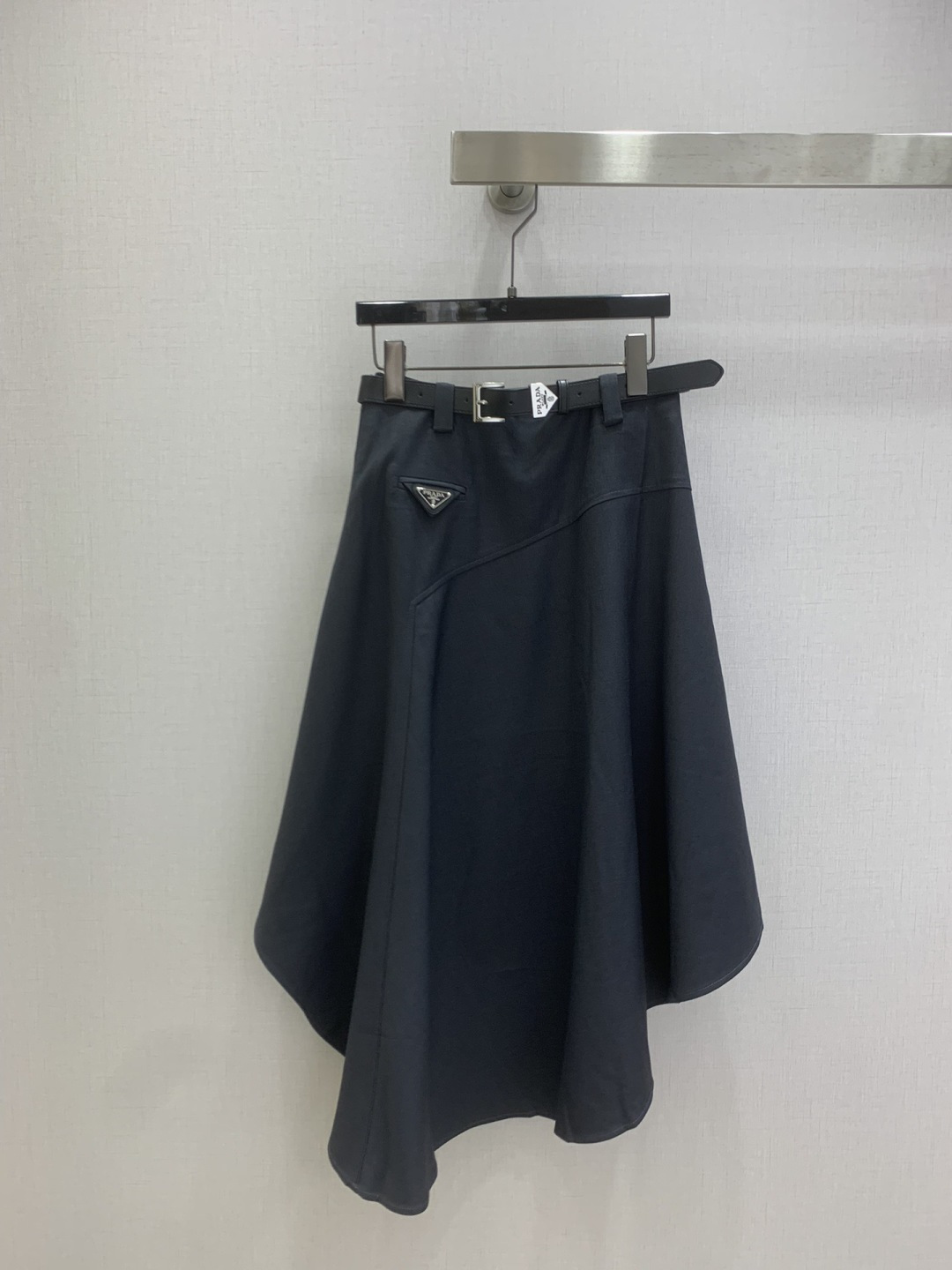 NO:738601,Highly recommended 26 early spring new style. Irregular line belt long skirt. Advanced custom fabric. Three-dimensional tailoring. The upper body is slimming. Elegant and playful. A must-have high-end item for white and rich beauty. It can be easily controlled for daily commuting or attending various events. Two colors SML code. High quality ABC,,skirts,19860909强烈推荐 26早春新款 不规则线条腰带长半裙 高级定制面料 立体剪裁 版型上身巨显瘦 气质优雅俏皮白富美必备高级单品 日常通勤或出席各种活动都轻松驾驭 两个色 SML码 高品质ABC,,skirts,,Women's clothing