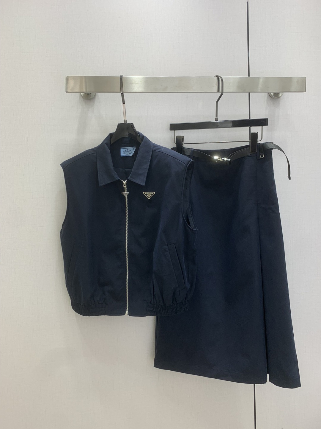 NO:738596,Highly recommended 2026 early spring new style vest long skirt casual suit, casual vest decorated with triangle logo, paired with workwear skirt and belt for casual slimming, two colors SML code, high quality ABC,,skirts,19860909强烈推荐 2026早春新款 马甲长半裙休闲套装,休闲马甲钉三角标装饰,搭配工装半身裙配腰带休闲显瘦,两个色 SML码 高品质ABC,,skirts,,Women's clothing