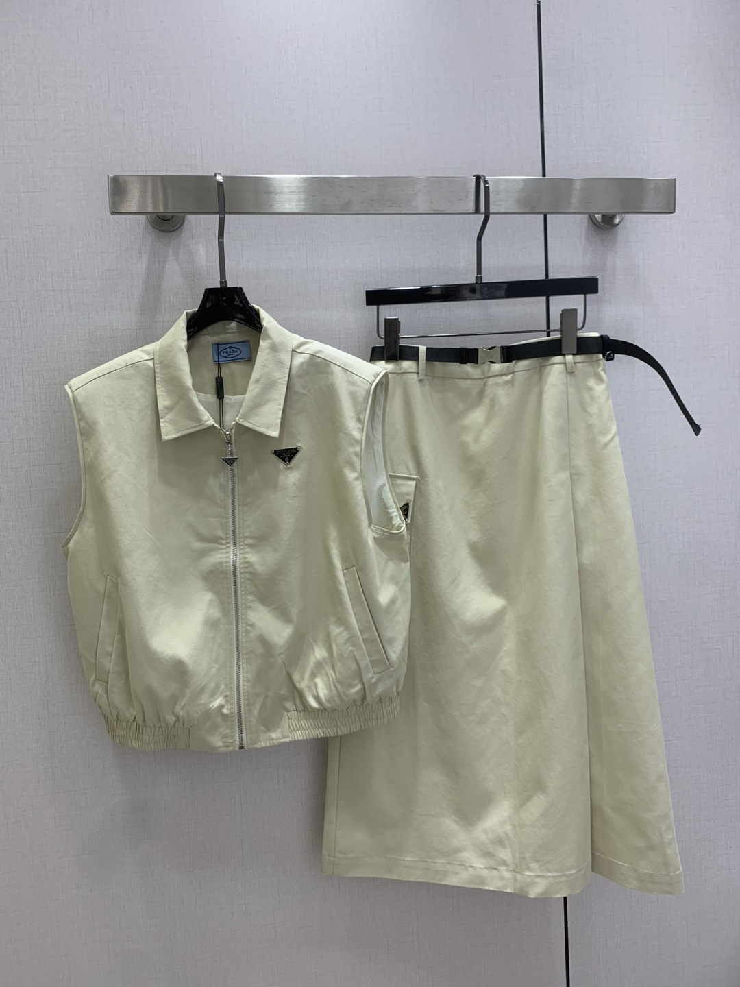 NO:738592,Highly recommended 2026 early spring new style vest long skirt casual suit, casual vest decorated with triangle logo, paired with workwear skirt and belt for casual slimming, two colors SML code, high quality ABC,,skirts,19860909强烈推荐 2026早春新款 马甲长半裙休闲套装,休闲马甲钉三角标装饰,搭配工装半身裙配腰带休闲显瘦,两个色 SML码 高品质ABC,,skirts,,Women's clothing