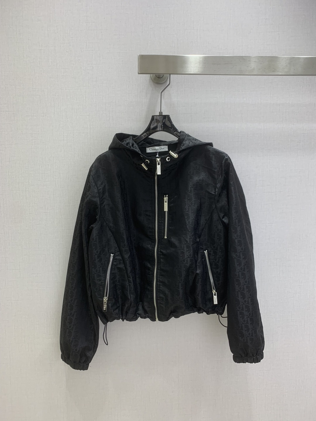 NO:738587,Highly recommended 2026 early spring new style hooded short jacket, golden jacquard fabric, drawstring at the hem, casual and trendy brand logo webbing on the back, side zipper pockets, two colors SML code, high quality ABC,, jackets & coats, hats,19860909强烈推荐 2026早春新款 连帽短款外套、金典提花面料,下摆抽绳,后背搭配品牌徽标织带休闲潮流,侧边拉链口袋,两个色 SML码 高品质ABC,,jackets & coats,hats,,Women's clothing