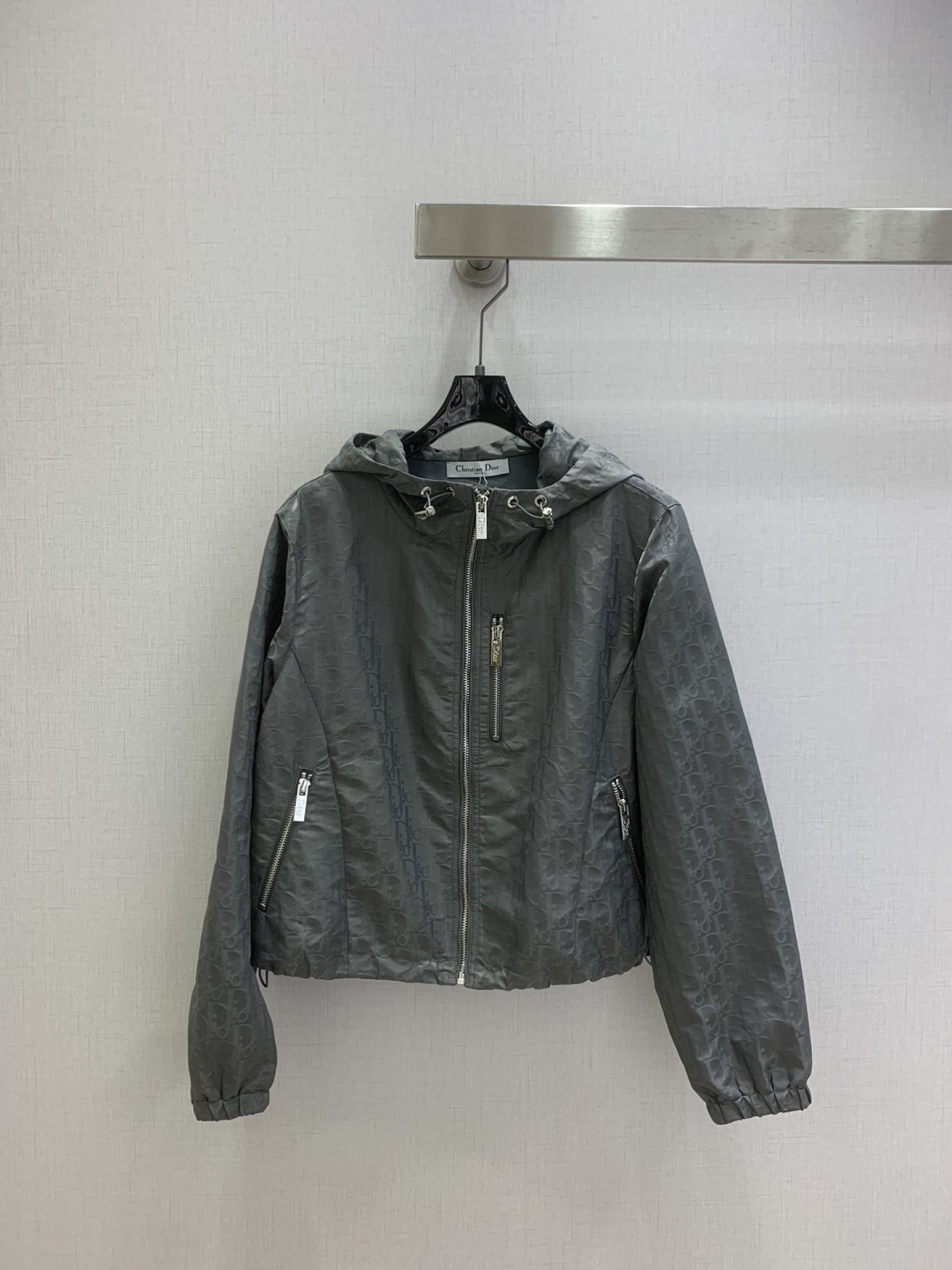 NO:738604,Highly recommended 2026 early spring new style hooded short jacket, golden jacquard fabric, drawstring at the hem, casual and trendy brand logo webbing on the back, side zipper pockets, two colors SML code, high quality ABC,, jackets & coats, hats,19860909强烈推荐 2026早春新款 连帽短款外套、金典提花面料,下摆抽绳,后背搭配品牌徽标织带休闲潮流,侧边拉链口袋,两个色 SML码 高品质ABC,,jackets & coats,hats,,Women's clothing